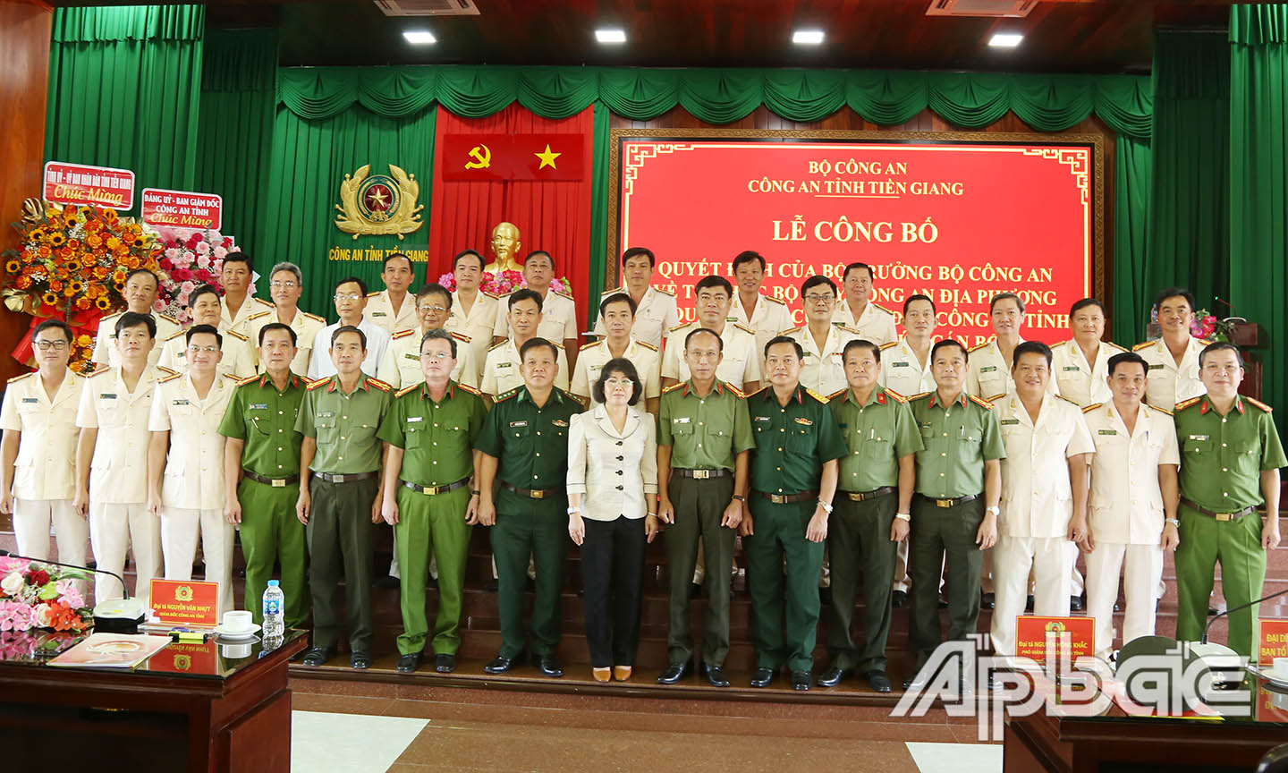 Các đại biểu và Ban Giám đốc Công an tỉnh chụp ành cùng các đồng chí nhận nhiệm vụ mới.