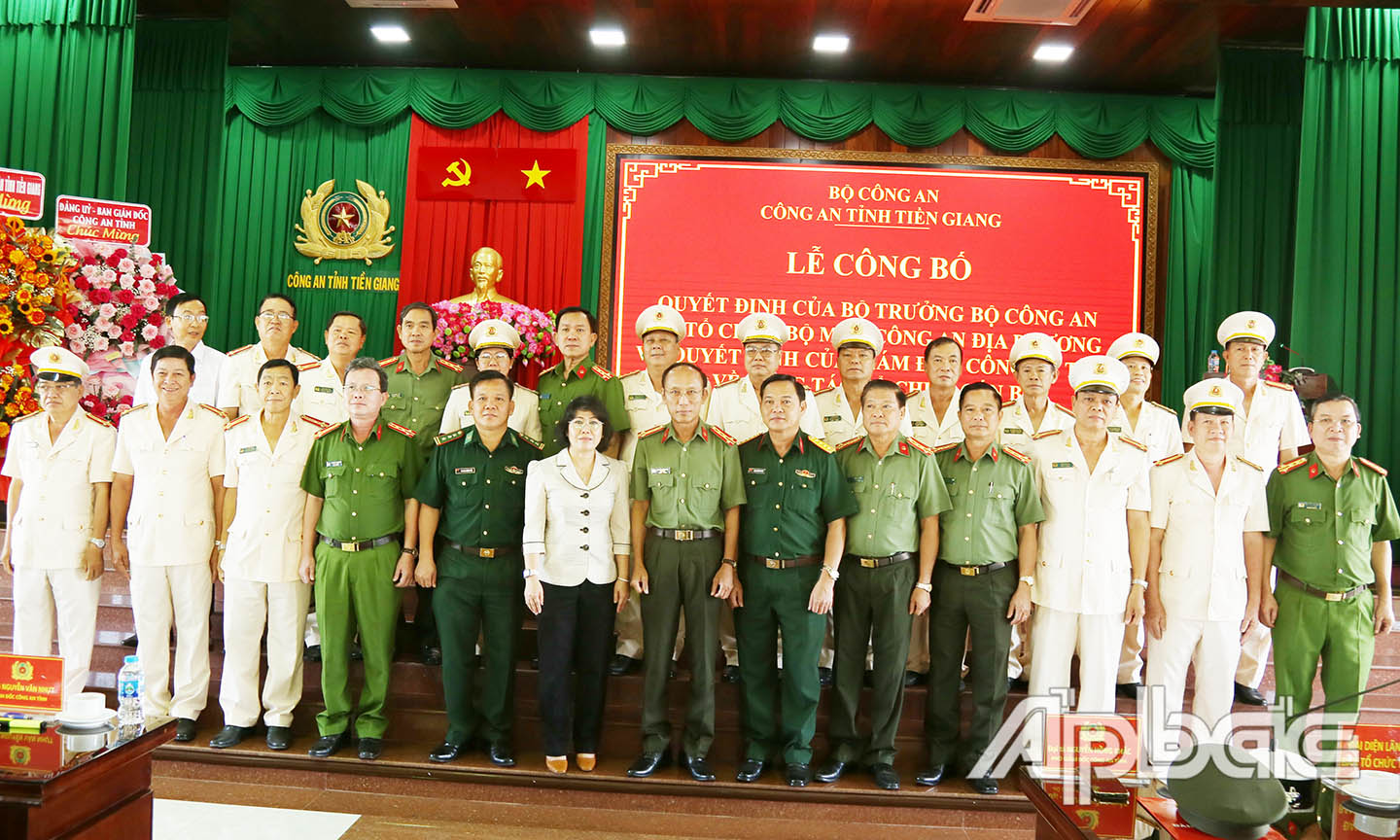 Các đại biểu và Ban Giám đốc chụp ảnh cùng các đồng chí về huư