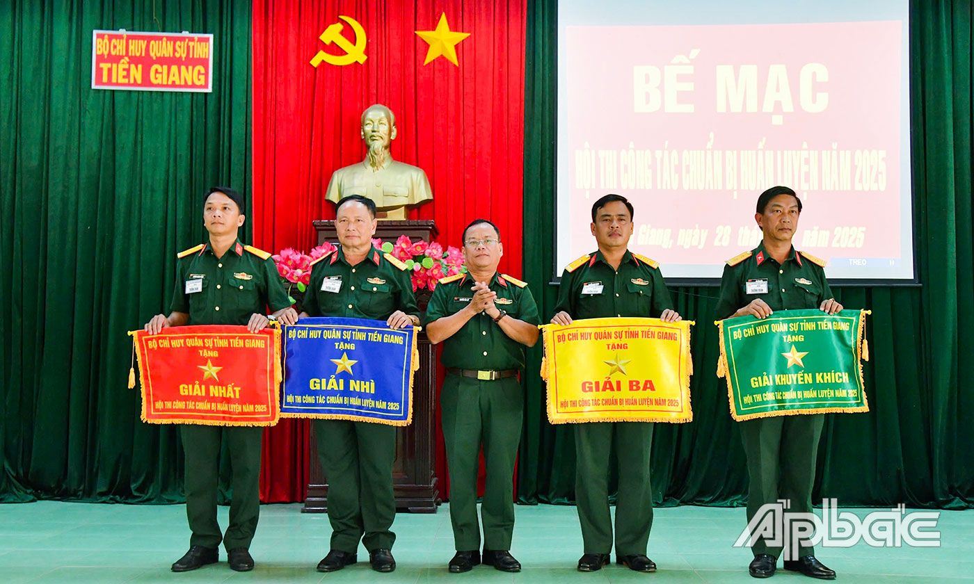 Đại tá Nguyễn Văn Quý, Phó Chỉ huy trưởng kiêm Tham mưu trưởng Bộ Chỉ huy Quân sự tỉnh Tiền Giang tặng Cờ cho các đơn vị đạt giải toàn đoàn.