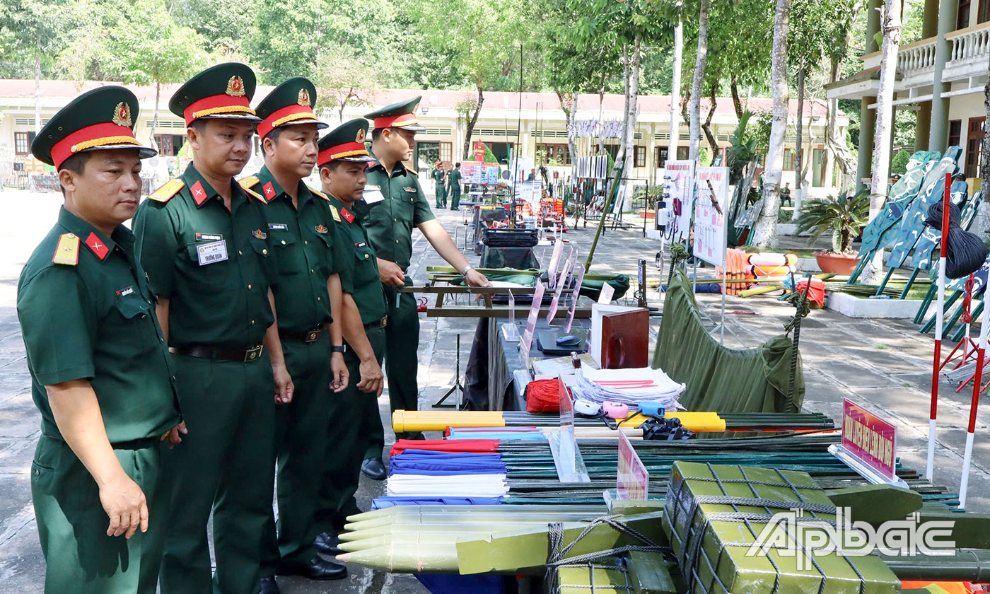 Tham quan các sản phẩm sáng kiến, cải tiến tại hội thi.