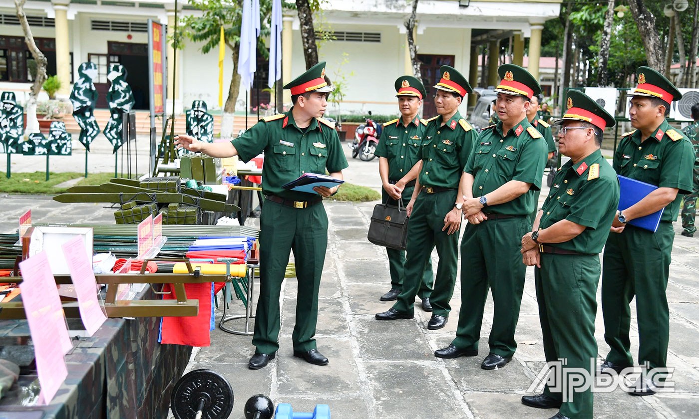 Thủ trưởng Bộ Chỉ huy Quân sự tỉnh tham quan các sản phẩm sáng kiến, cải tiến của các đơn vị tại hội thi.
