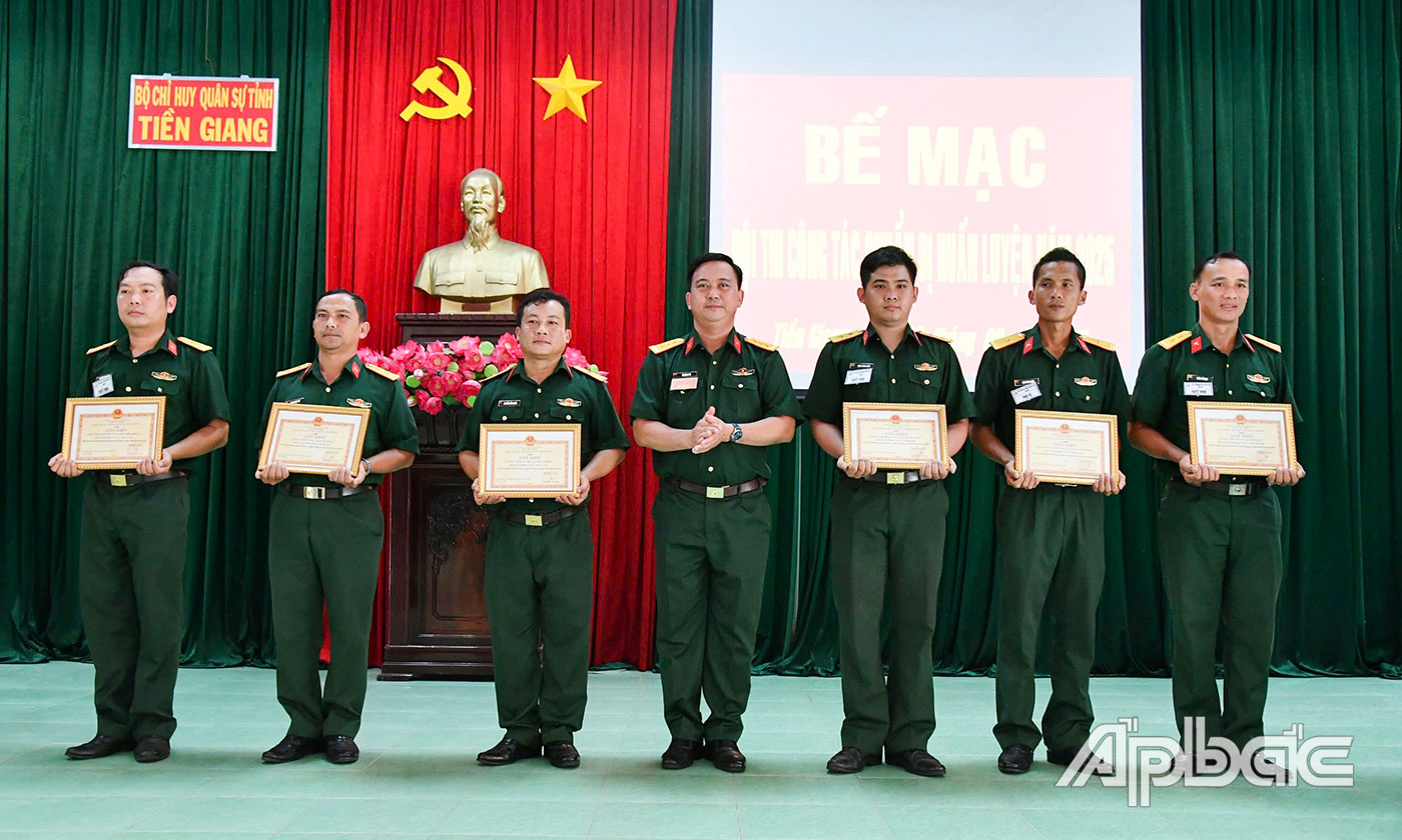 Thượng tá Tạ Minh Trí, Phó Tham mưu trưởng Bộ Chỉ huy Quân sự tỉnh Tiền Giang tặng Giấy khen cho các đơn vị có sản phẩm sáng kiến, cải tiến đạt chất lượng tốt.