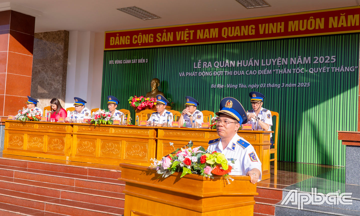 Thiếu tướng Đàm Xuân Tuấn, Phó Tư lệnh Cảnh sát biển phát biểu chỉ đạo buổi lễ. 