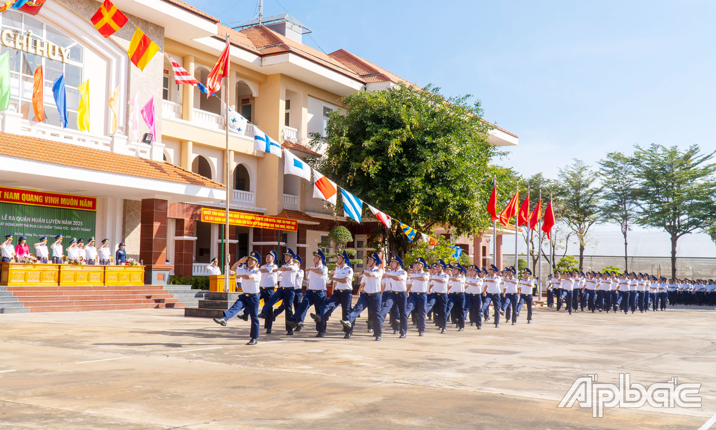 Duyệt đội ngũ tại buổi lễ.