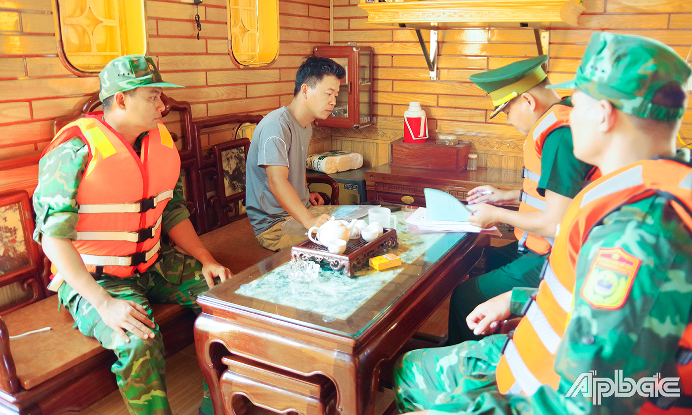 Tổ công tác tiến hành làm việc với thuyền trưởng 2 phương tiện.