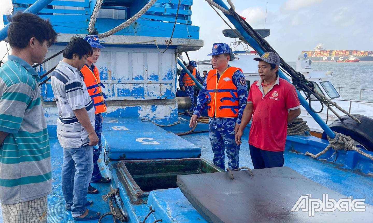 Kiểm tra hàng hóa trên Tàu TG94456TS.