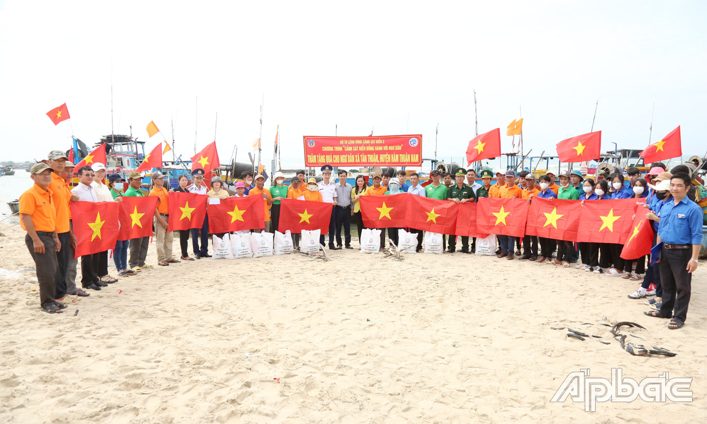 Tặng quà gia đình ngư dân có hoàn cảnh khó khăn trên địa bàn tỉnh Bình Thuận