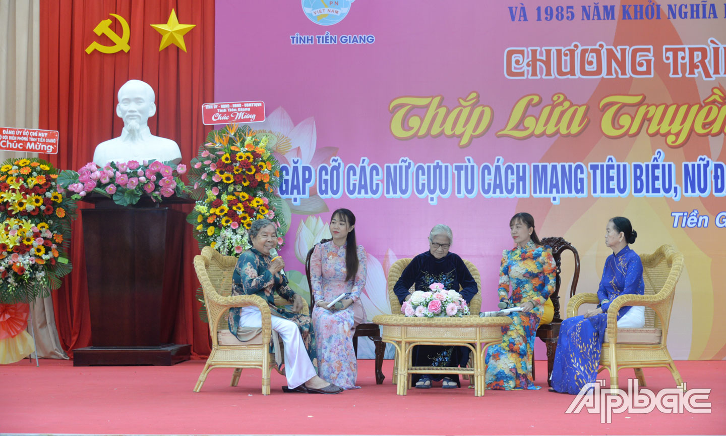 Bà Phạm Thị Liên (bìa trái) tại Chương trình “Thắp lửa truyền thống” do Hội LHPN tỉnh tổ chức”.