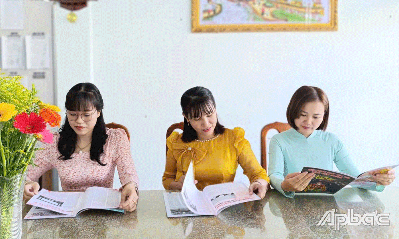 Nữ cán bộ, nhân viên tại một cơ quan, đơn vị tỉnh Tiền Giang mặc áo dài trong giờ làm việc.