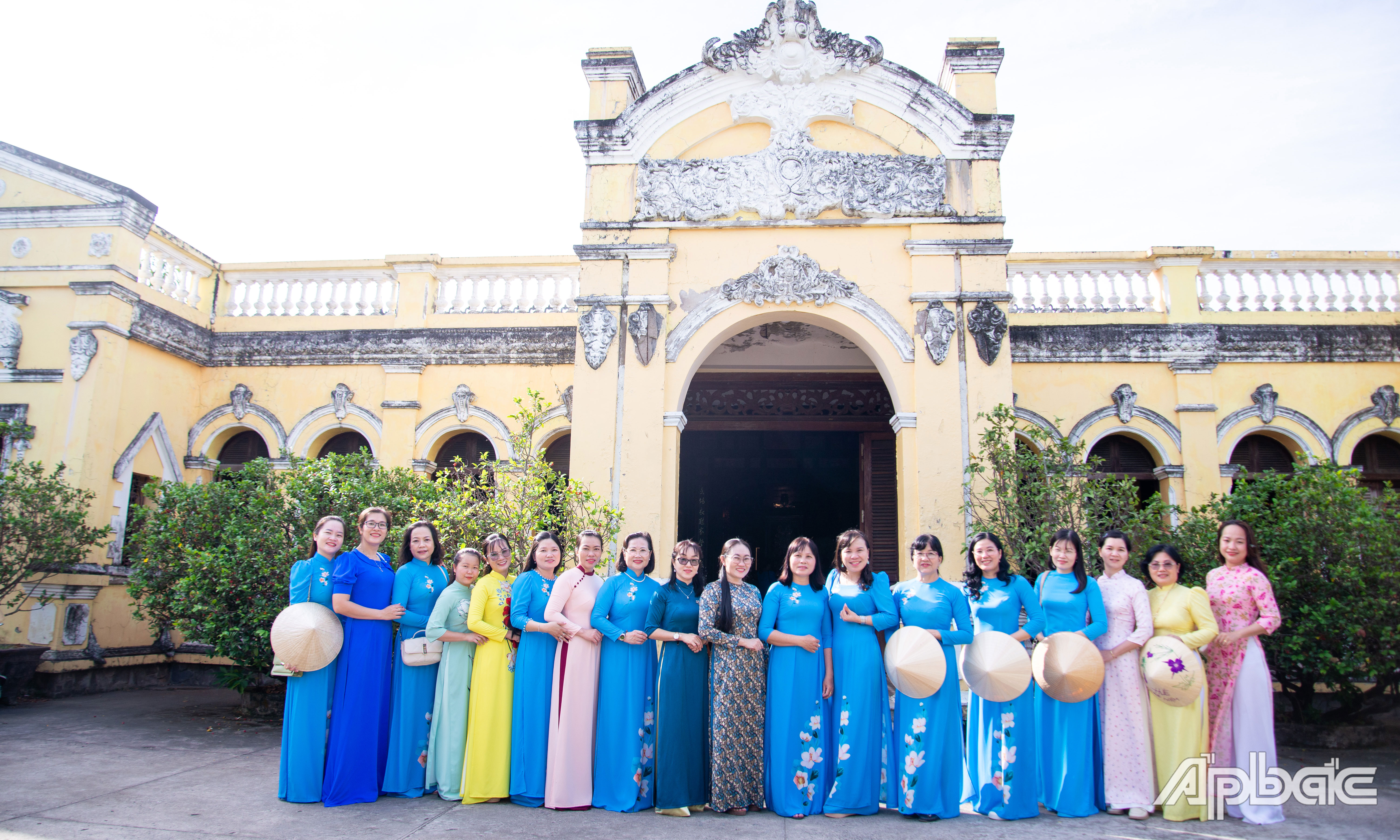 Các đại biểu chụp ảnh lưu niệm tại Nhà Đốc Phủ Hải.