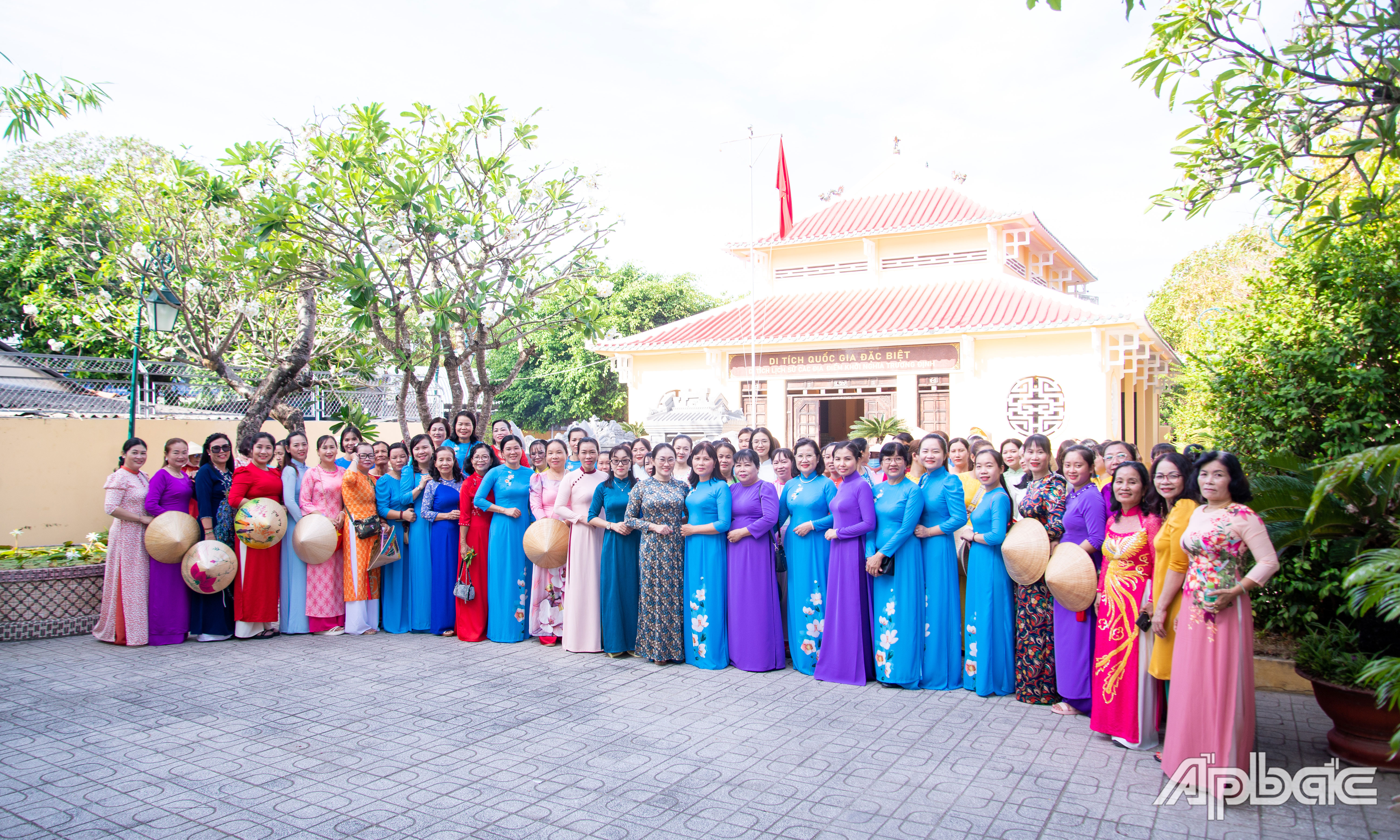 Các đại biểu chụp ảnh lưu niệm tại mộ và Đền thờ Anh hùng dân tộc Trương Định.