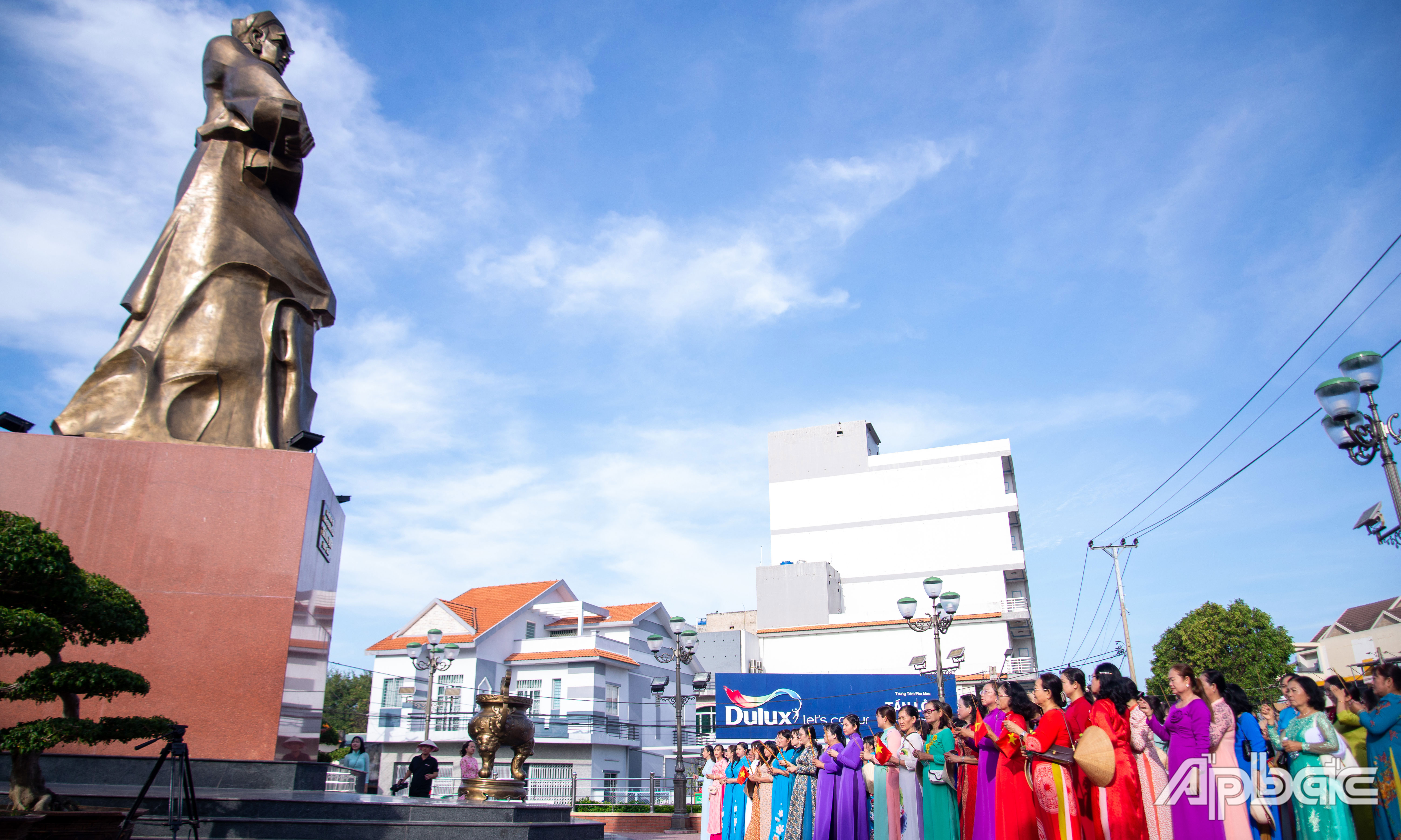 Các đại biểu viếng, dâng hương Tượng đài Anh hùng dân tộc Trương Định.