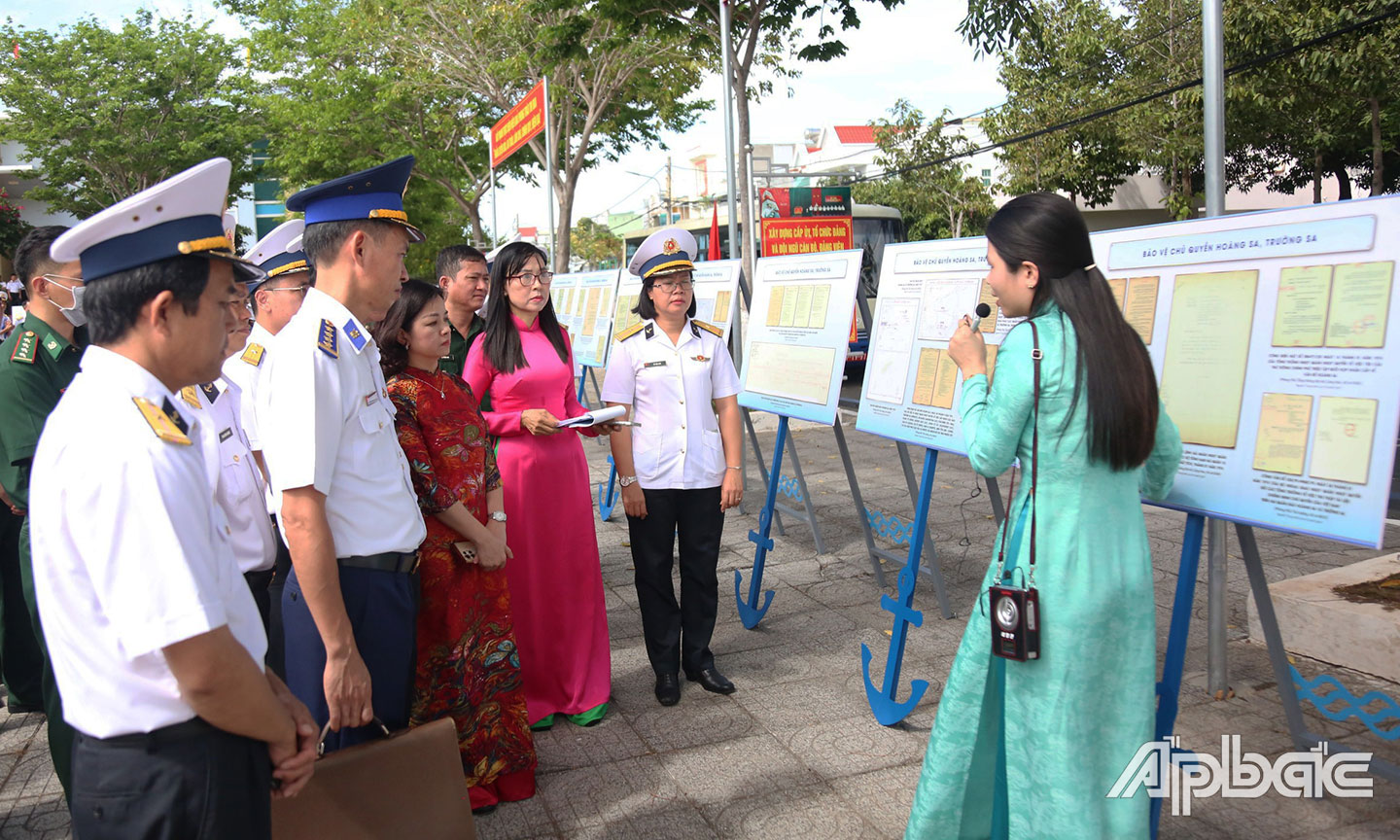 Các đại biểu tham quan triển lãm.