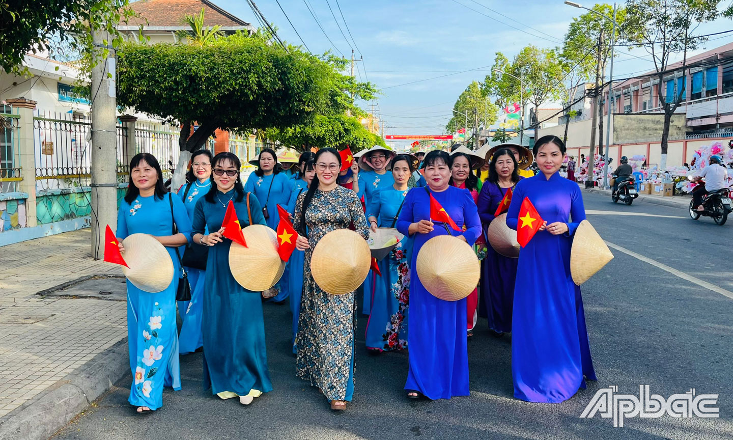 Nữ cán bộ, công chức, viên chức TP. Gò Công tham gia diễu hành hưởng ứng “Tuần lễ Áo dài” năm 2025.
