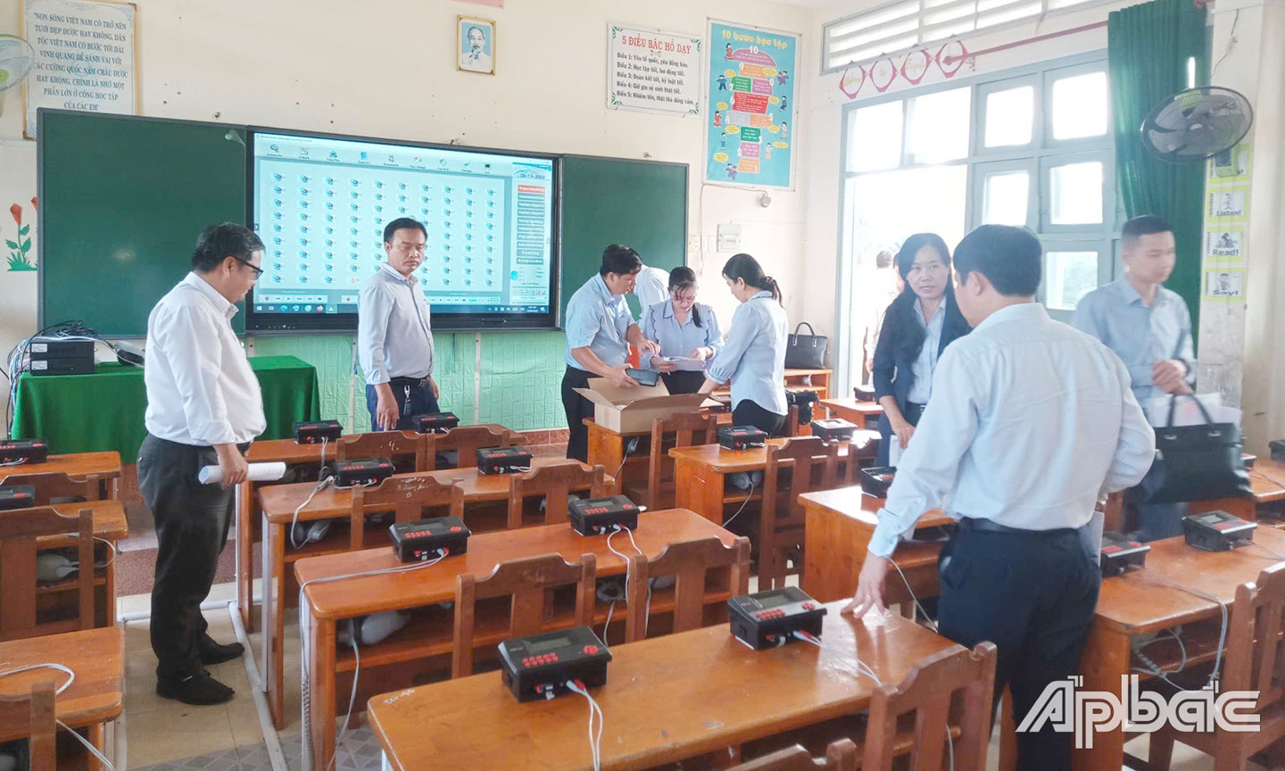 Đoàn công tác liên ngành Sở GD-ĐT và Sở Tài chính tổ chức nghiệm thu các gói thầu.