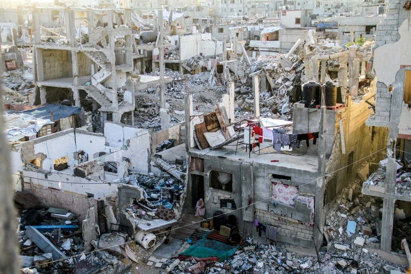 Cảnh đổ nát sau các cuộc không kích của Israel xuống miền Bắc Dải Gaza. Ảnh: THX/TTXVN