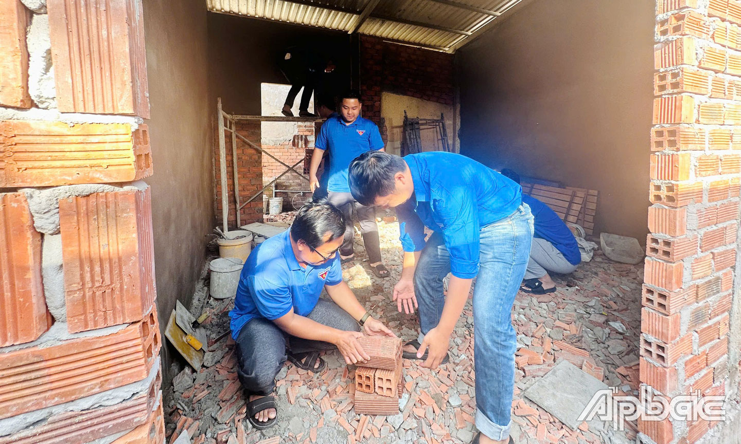  ĐV-TN góp sức XNT-NDN cho người dân. 