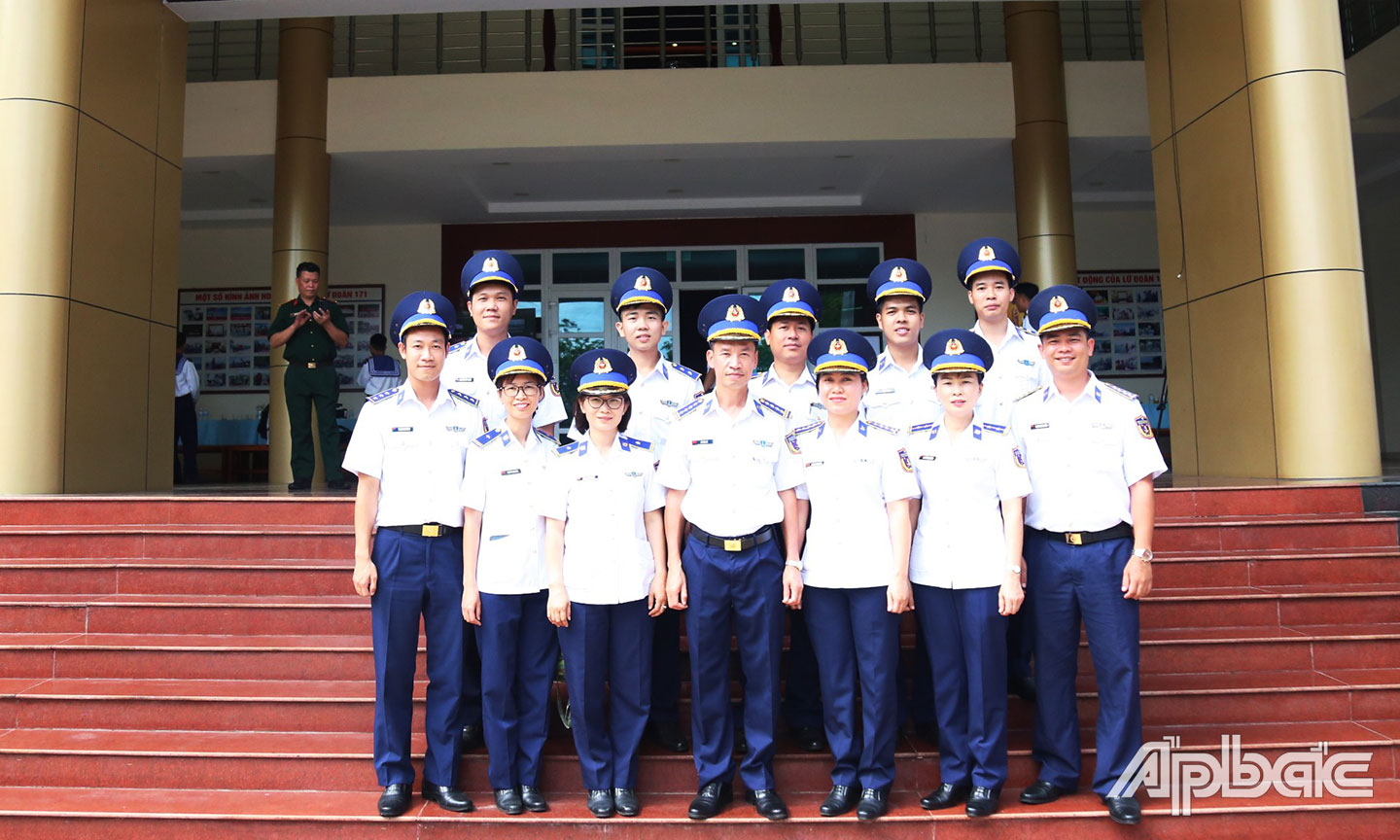 Doan công tác của BTL Vùng CSB 3 chụp ảnh lưu niệm.