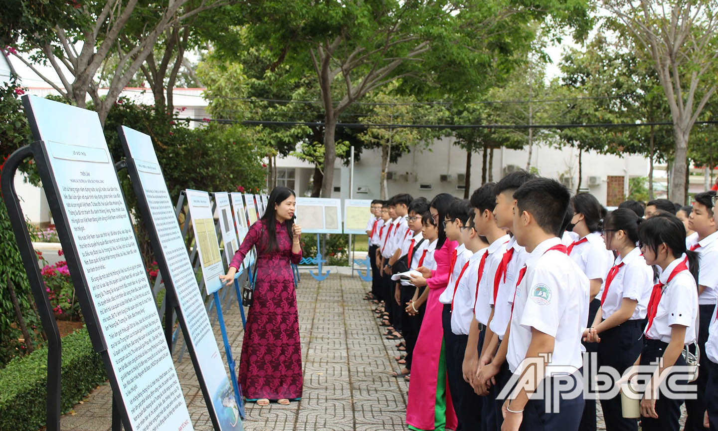 Học sinh các trường trên địa bàn chăm chú nghe giới thiệu về các tư liệu khẳng định chủ quyền Hoàng Sa, Trường Sa của Việt Nam