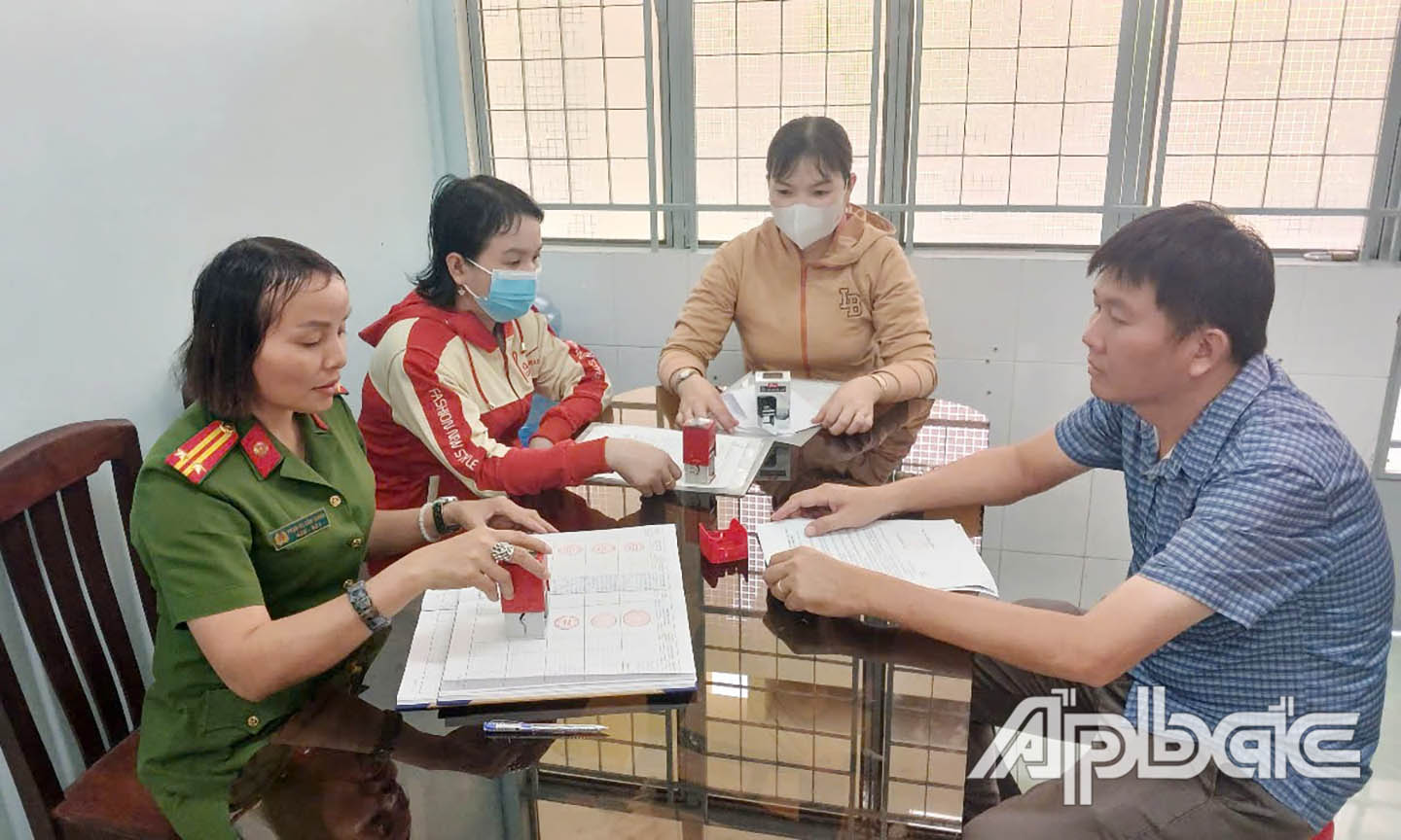 cán bộ Phòng Cảnh sát Quản lý hành chính về trật tự xã hội, Công an tỉnh Tiền Giang tiếp dân hướng dẫn thủ tục về con dấu.