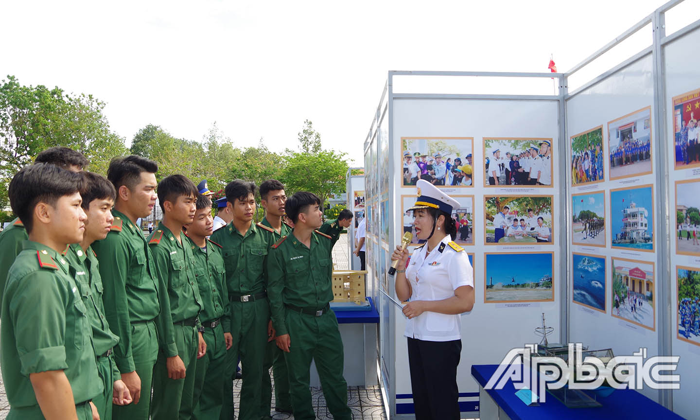 Chiến sĩ các lực lượng vũ trang trên địa bàn xem trưng bày về Hải quân