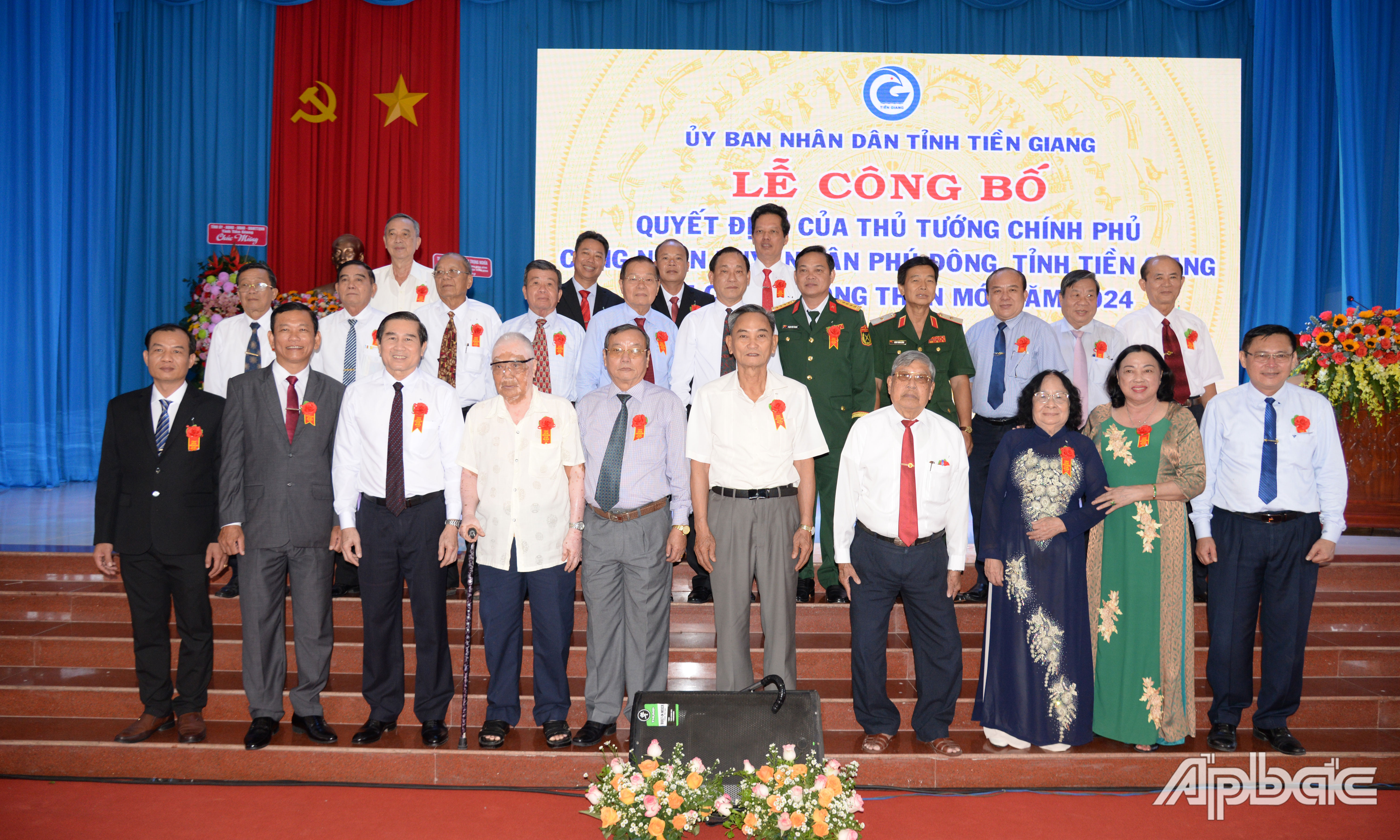 Đại biểu chụp ảnh lưu niệm.