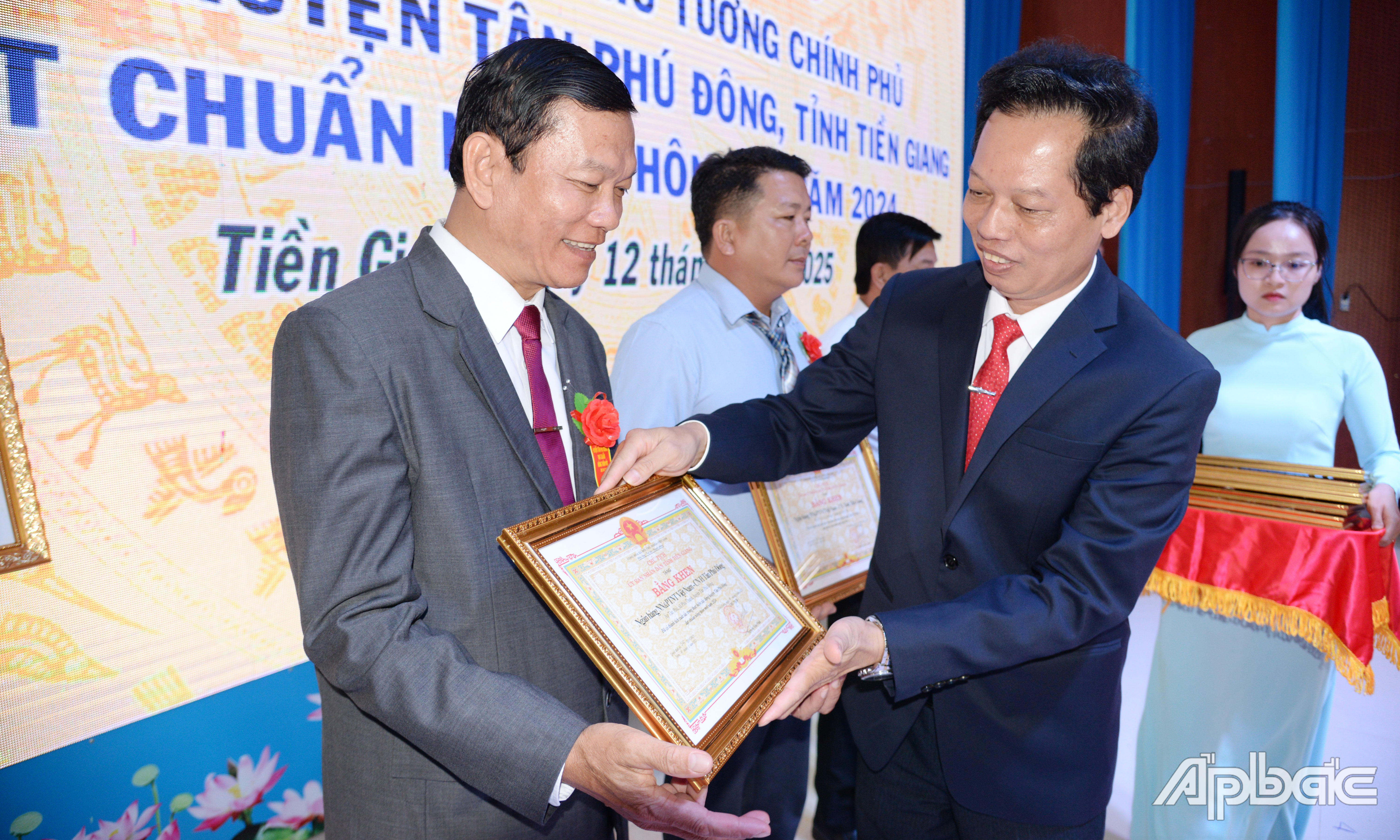 Trao tặng Bằng khen của UBND tỉnh Tiền Giang cho các tập thể và cá nhân.