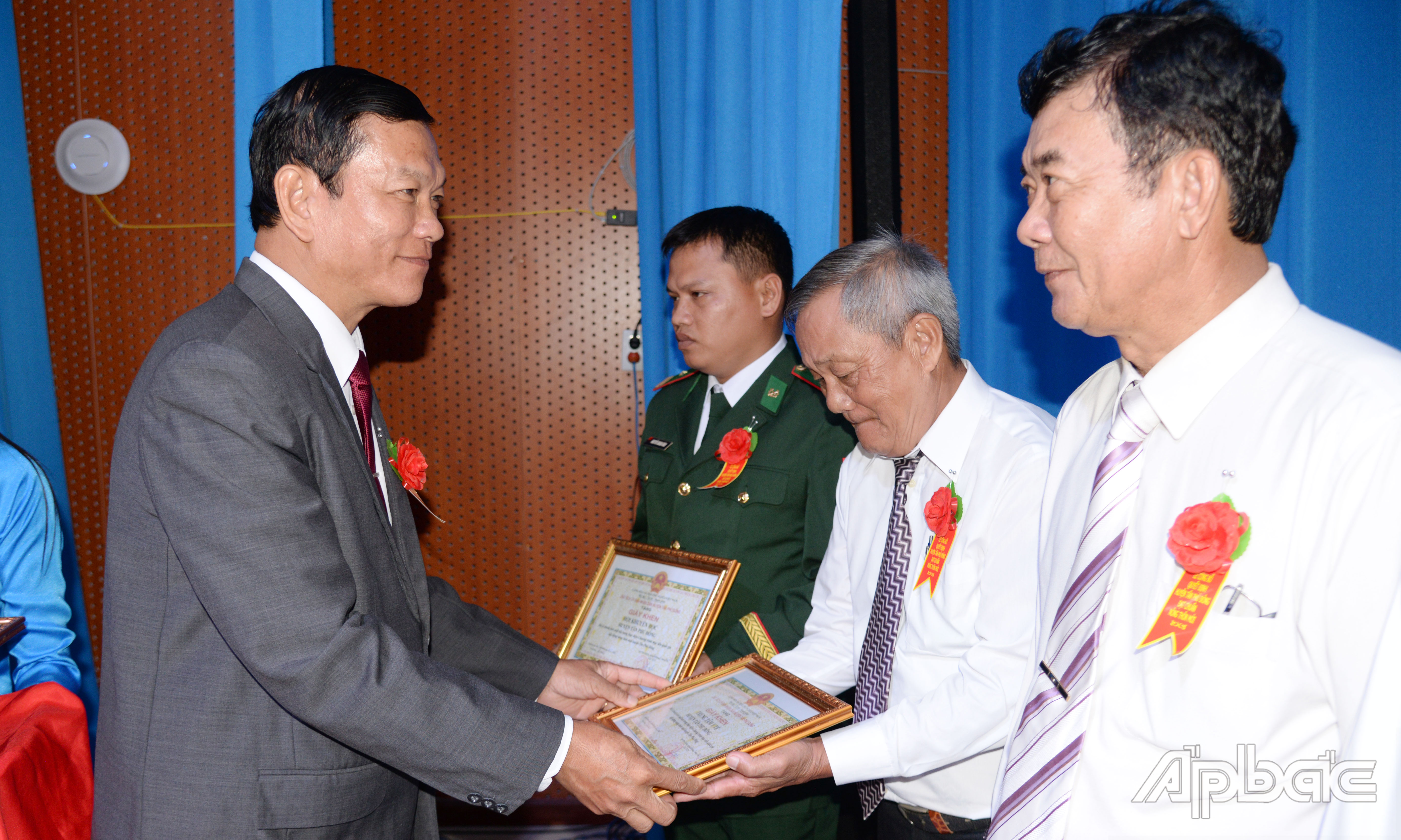 Trao tặng Giấy khen của UBND huyện Tân Phú Đông cho các tập thể và cá nhân.