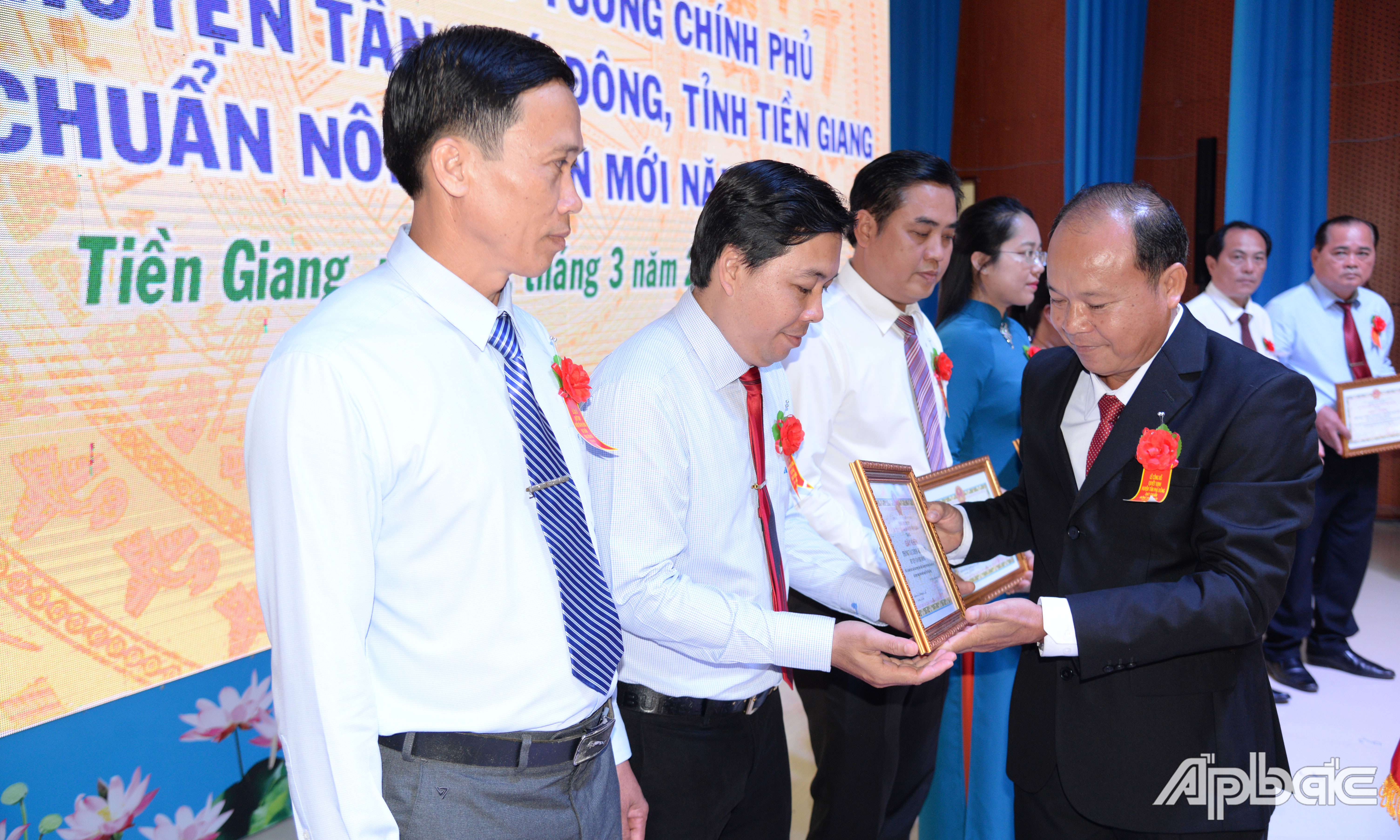 Trao tặng Giấy khen của UBND huyện Tân Phú Đông cho các tập thể và cá nhân.