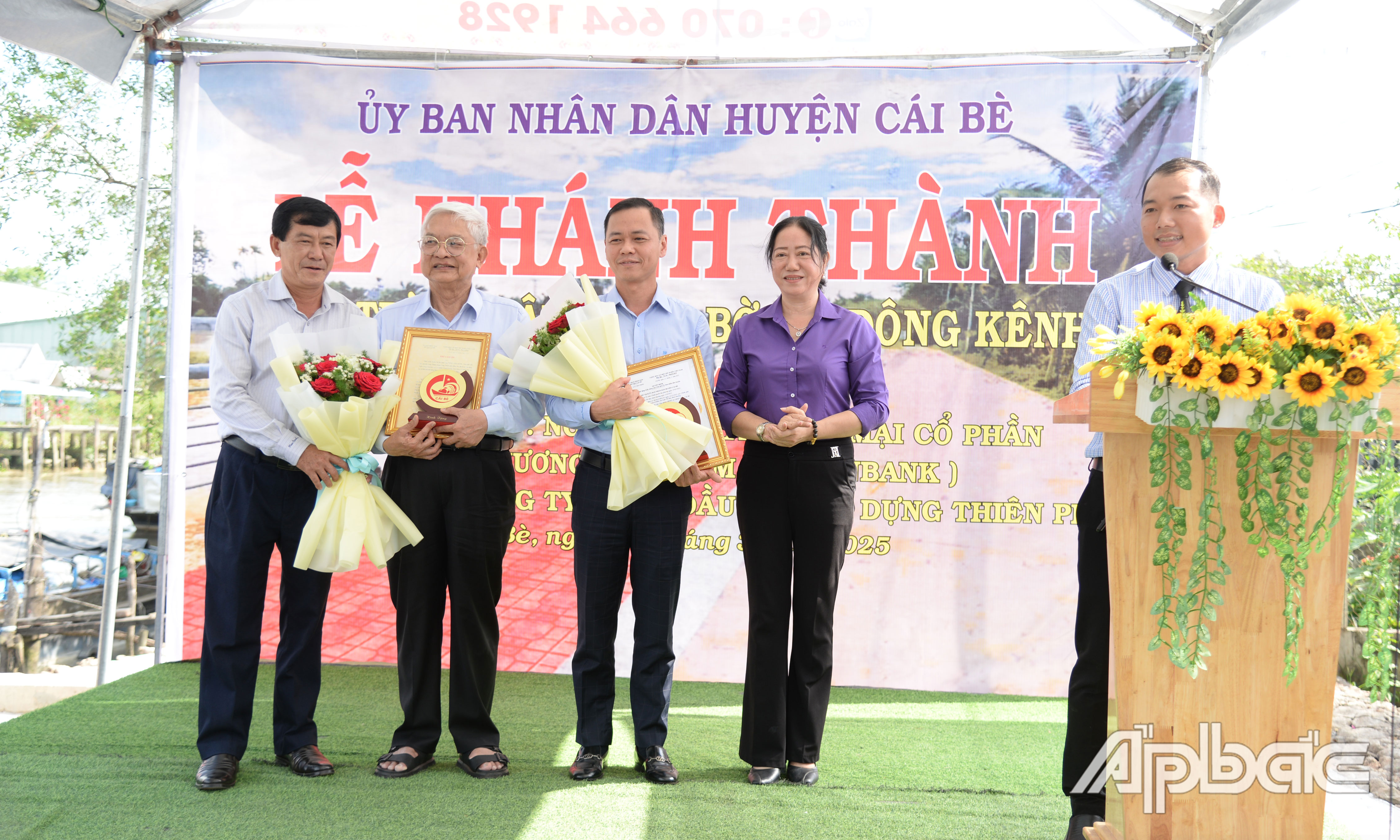 Lãnh đạo huyện Cái Bè trao thư cảm ơn cho đơn vị tài trợ.