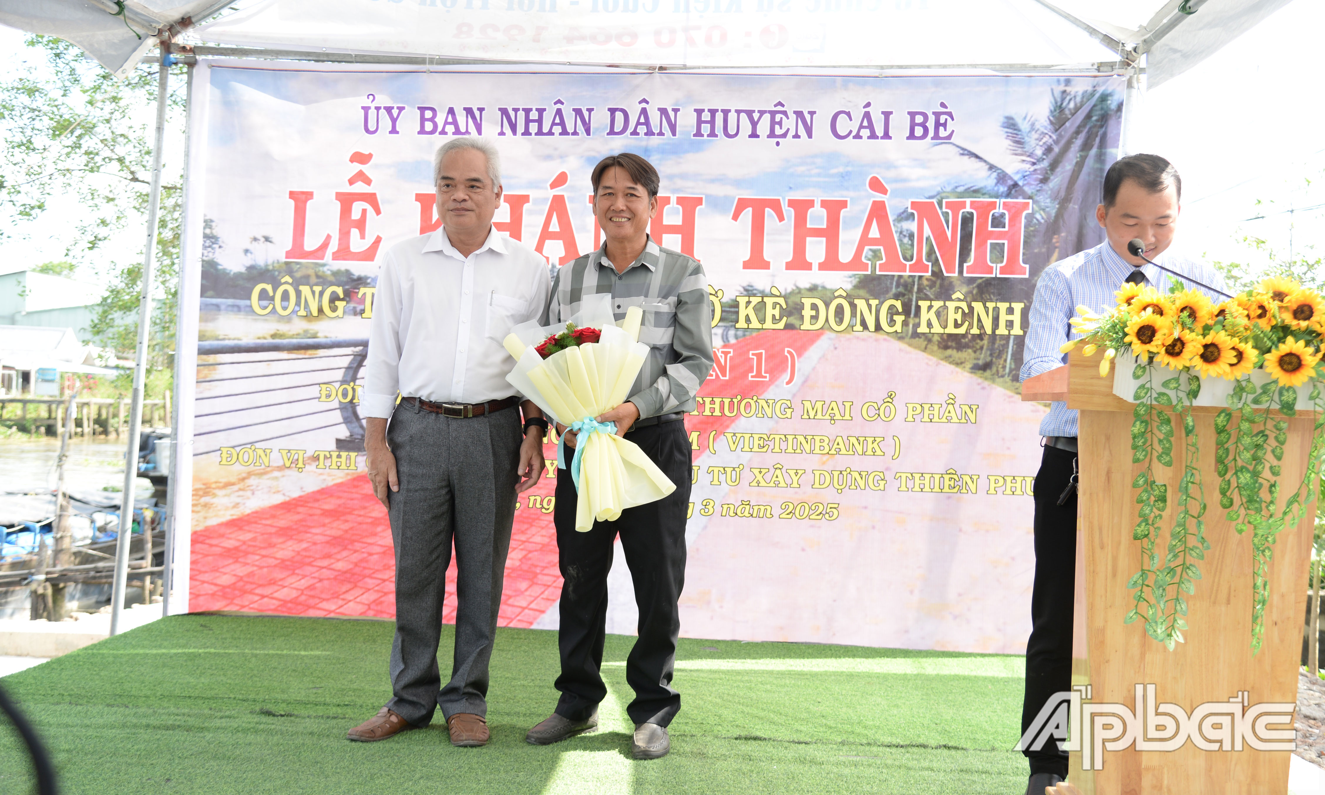 Tặng hoa chúc mừng đơn vị thi công.