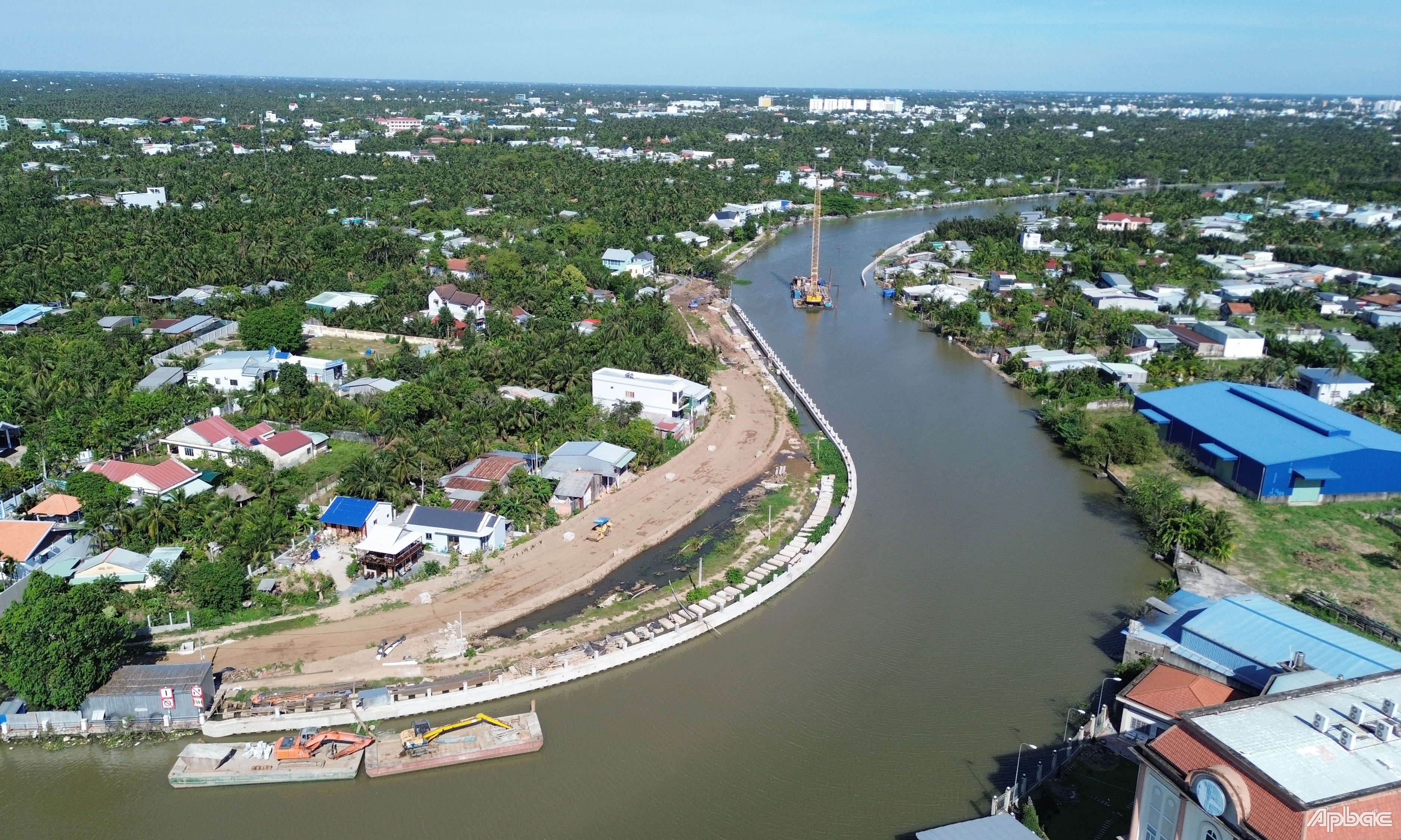 Hiện nay, dự án đang triển khai 2 gói thầu xây lắp đầu tuyến, nhưng còn gặp khó khăn trong công tác giải phóng mặt bằng.