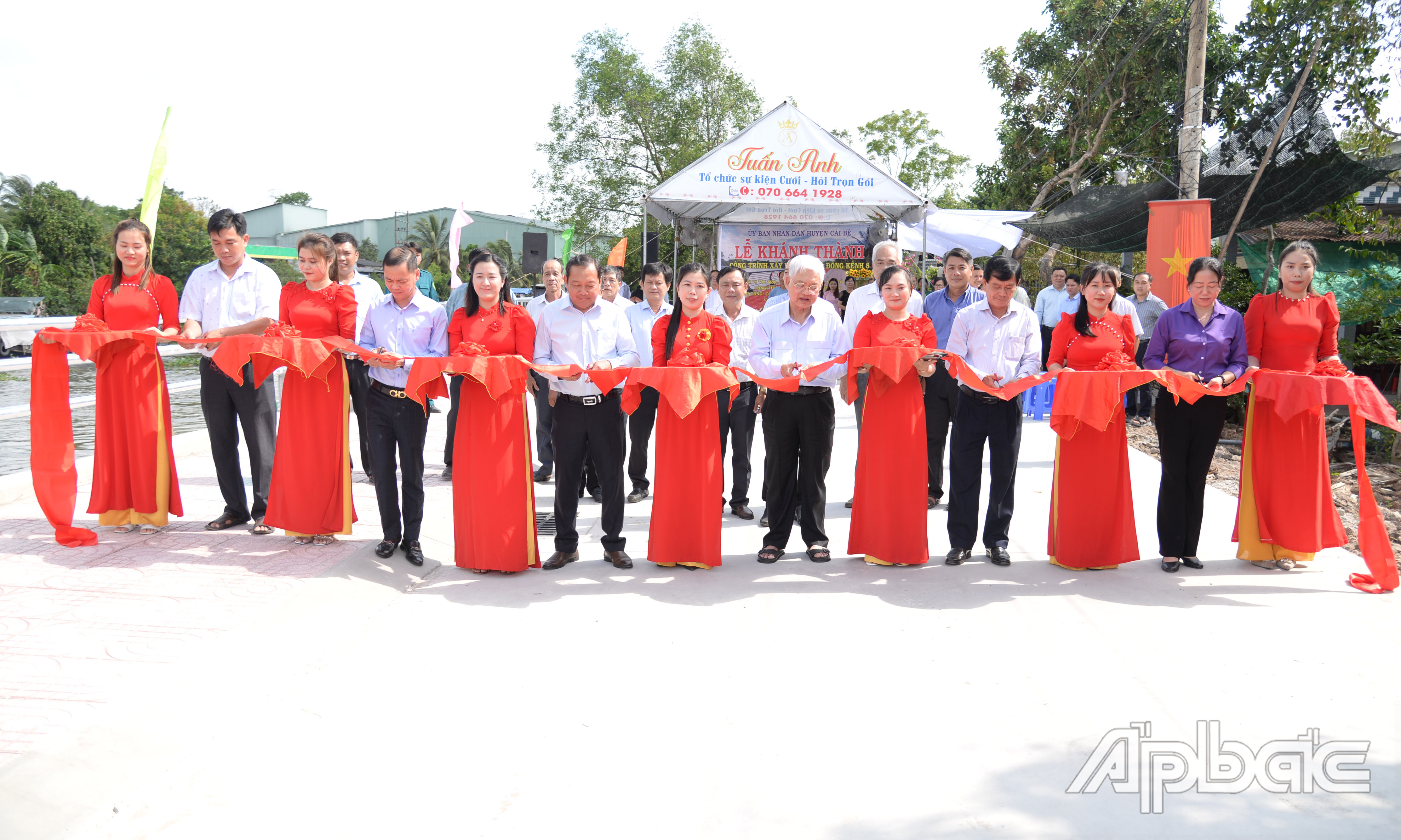 Các đại biểu cắt băng khánh thành.