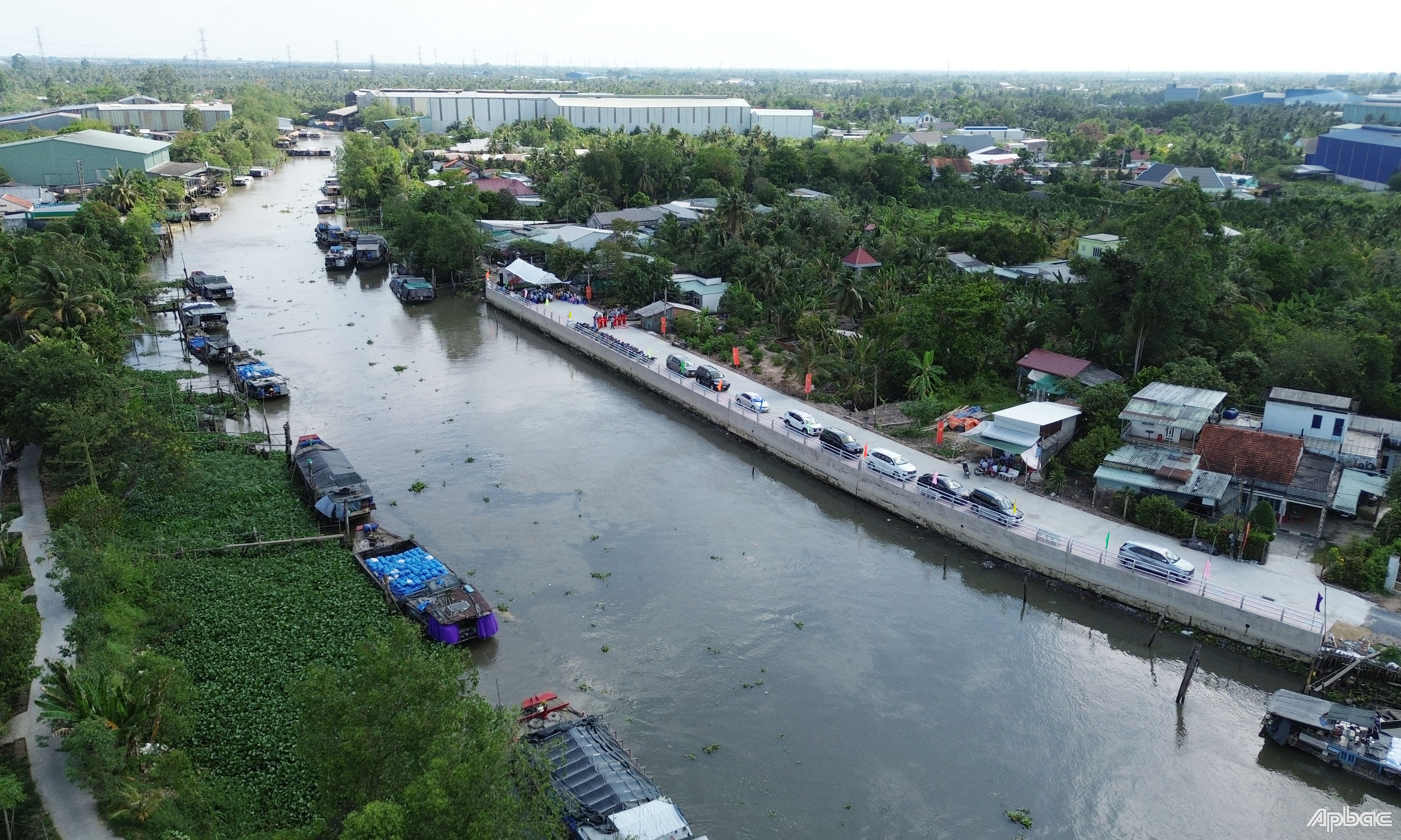 Bờ kè nhìn từ trên cao.