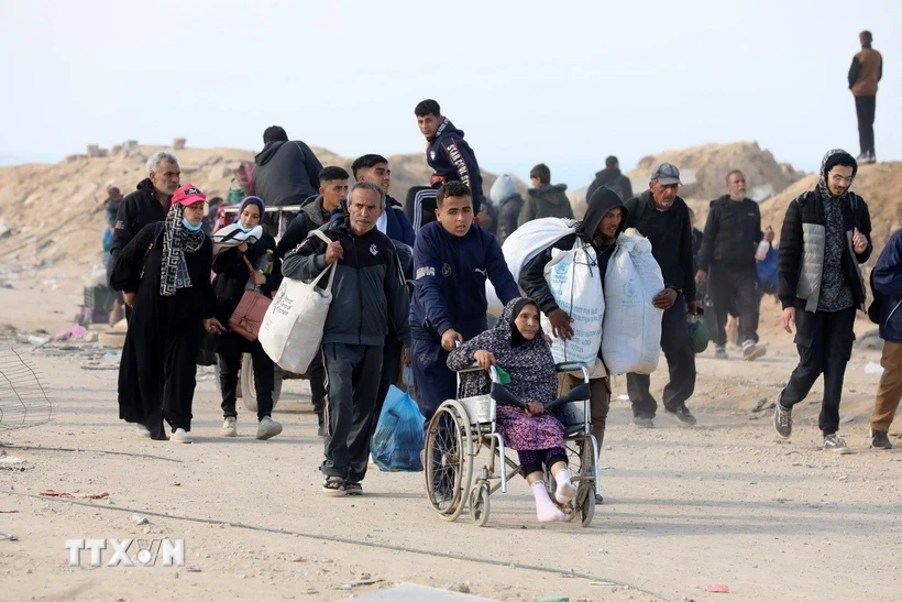 Người dân sơ tán tránh xung đột trở về nhà ở miền Trung Dải Gaza khi lệnh ngừng bắn giữa Israel và phong trào Hamas có hiệu lực, ngày 28/1/2025. Ảnh: THX/TTXVN