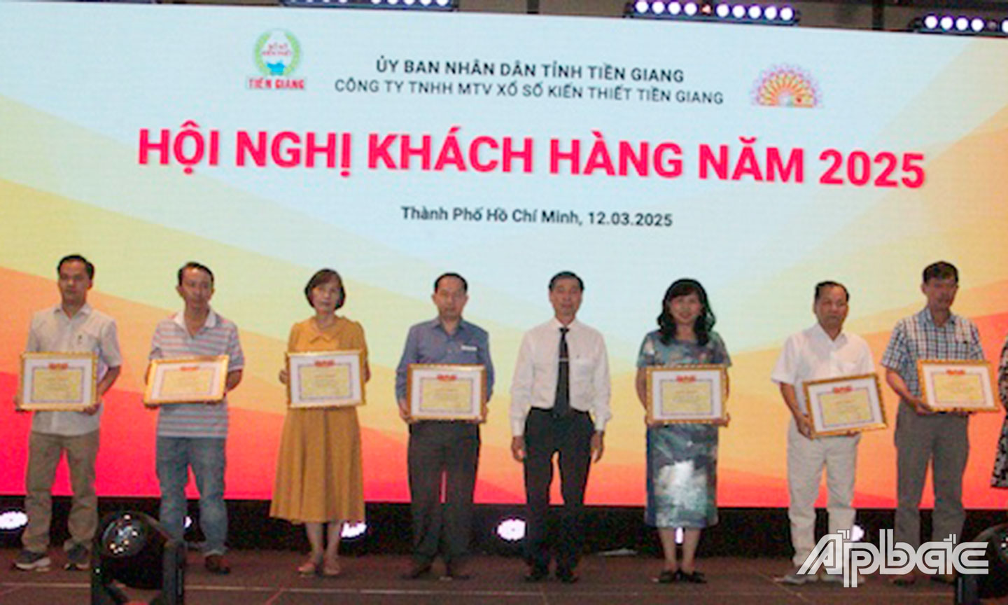 Ông Trần Văn An, Giám đốc Công ty TNHH MTV Xổ số kiến thiết Tiền Giang trao Giấy khen cho các đại lý