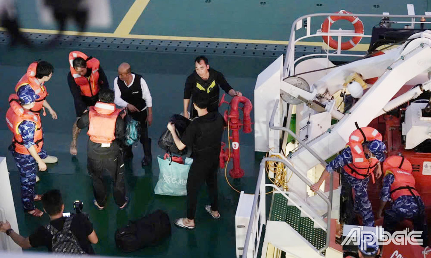 Đưa các ngư dân gặp nạn lên tàu CSB 8005.