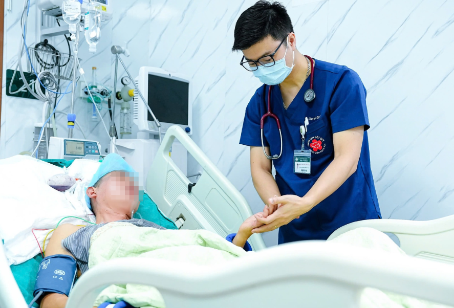 Người trẻ đột quỵ cấp cứu tại Trung tâm Đột quỵ (Bệnh viện Bạch Mai). Ảnh: Thế Anh. 