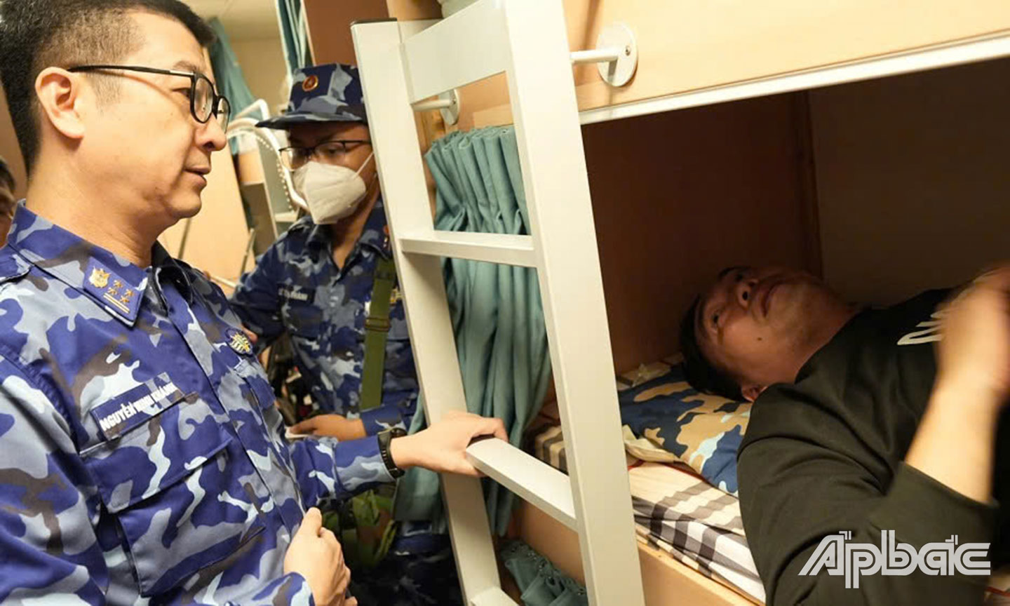 Đại tá Nguyễn Minh Khánh - Phó Tư lệnh, Tham mưu trưởng Bộ Tư lệnh Vùng Cảnh sát biển 3 thăm hỏi, động viên ngư dân gặp nạn.