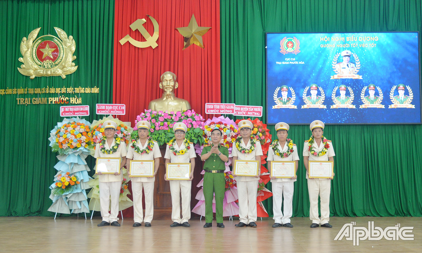 Thiếu tướng Nguyễn Việt Hùng trao Bằng khen của UBND tỉnh Tiền Giang cho tập thể, cá nhân CB-CS Trại giam Phước Hòa.