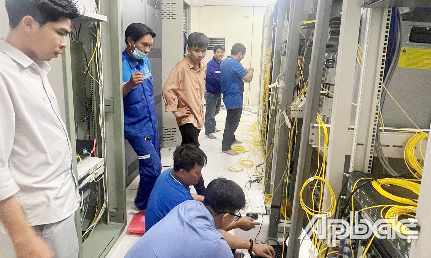 Nhân viên VNPT nỗ lực khắc phục sử cố.