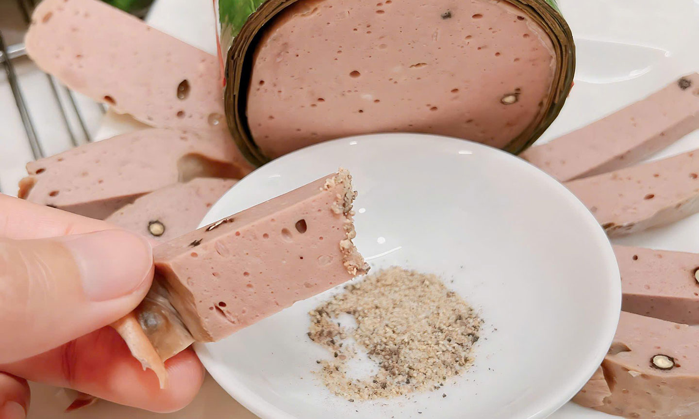 Chả bò bà Tâm được khách hàng yêu thích vì hương vị thơm ngon.