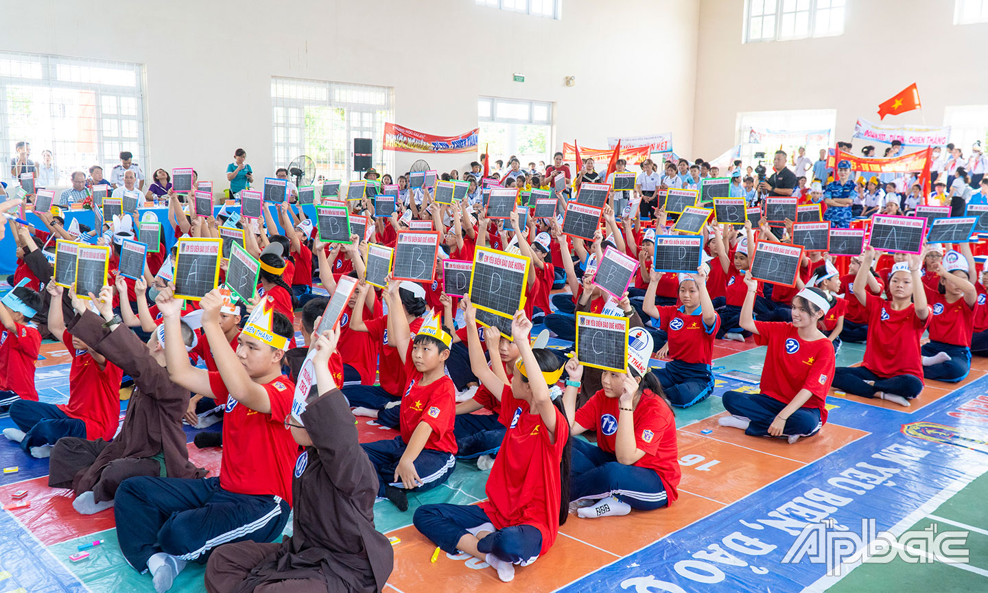 Thí sinh đua sức tranh tài theo hình thức Rung chuông vàng tại vòng chung kết cuộc thi Em yêu biển, đảo quê hương trên địa bàn TP.Bà Rịa năm 2024