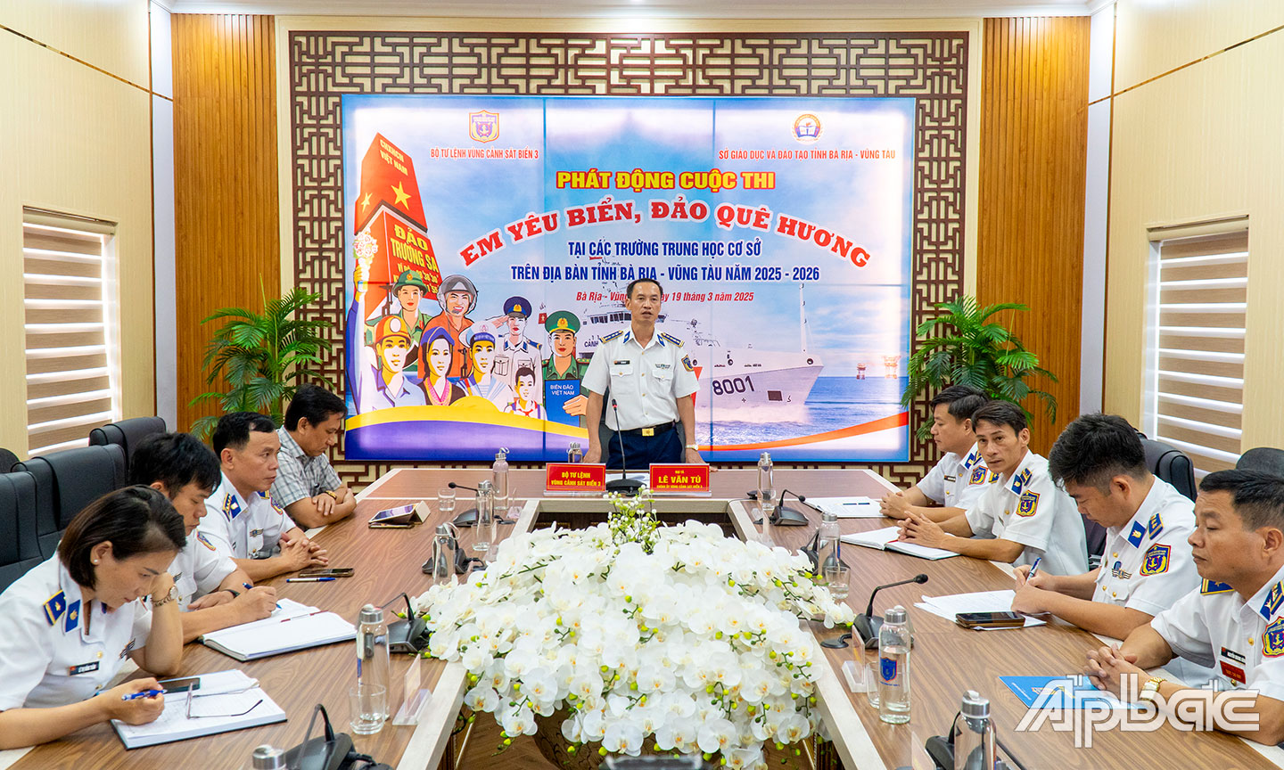 Đại tá Lê Văn Tú, Chính ủy Bộ Tư lệnh Vùng Cảnh Sát biển 3 chủ trì buổi lễ