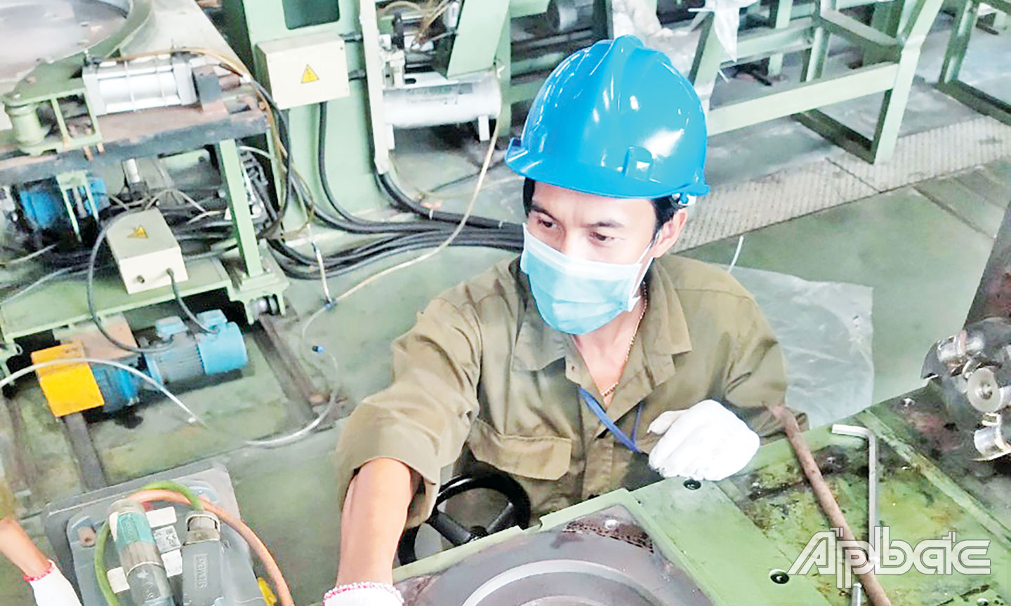 Anh Tiên đang làm việc tại xưởng.