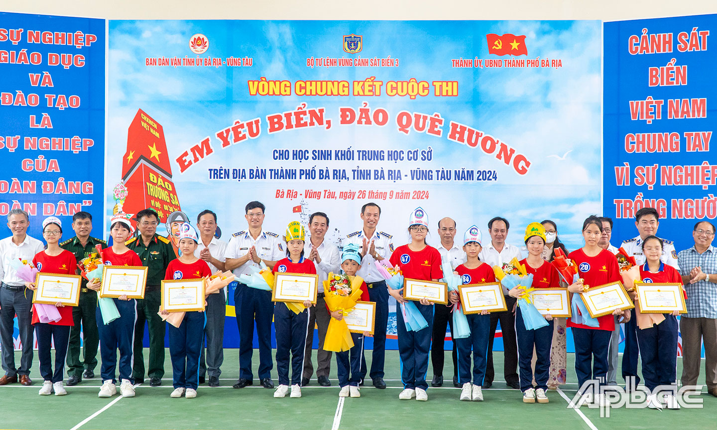 Ban Tổ chức khen thưởng cho các thí sinh đạt thành tích xuất sắc tại vòng chung kết cuộc thi Em yêu biển, đảo quê hương trên địa bàn TP.Bà Rịa năm 2024.