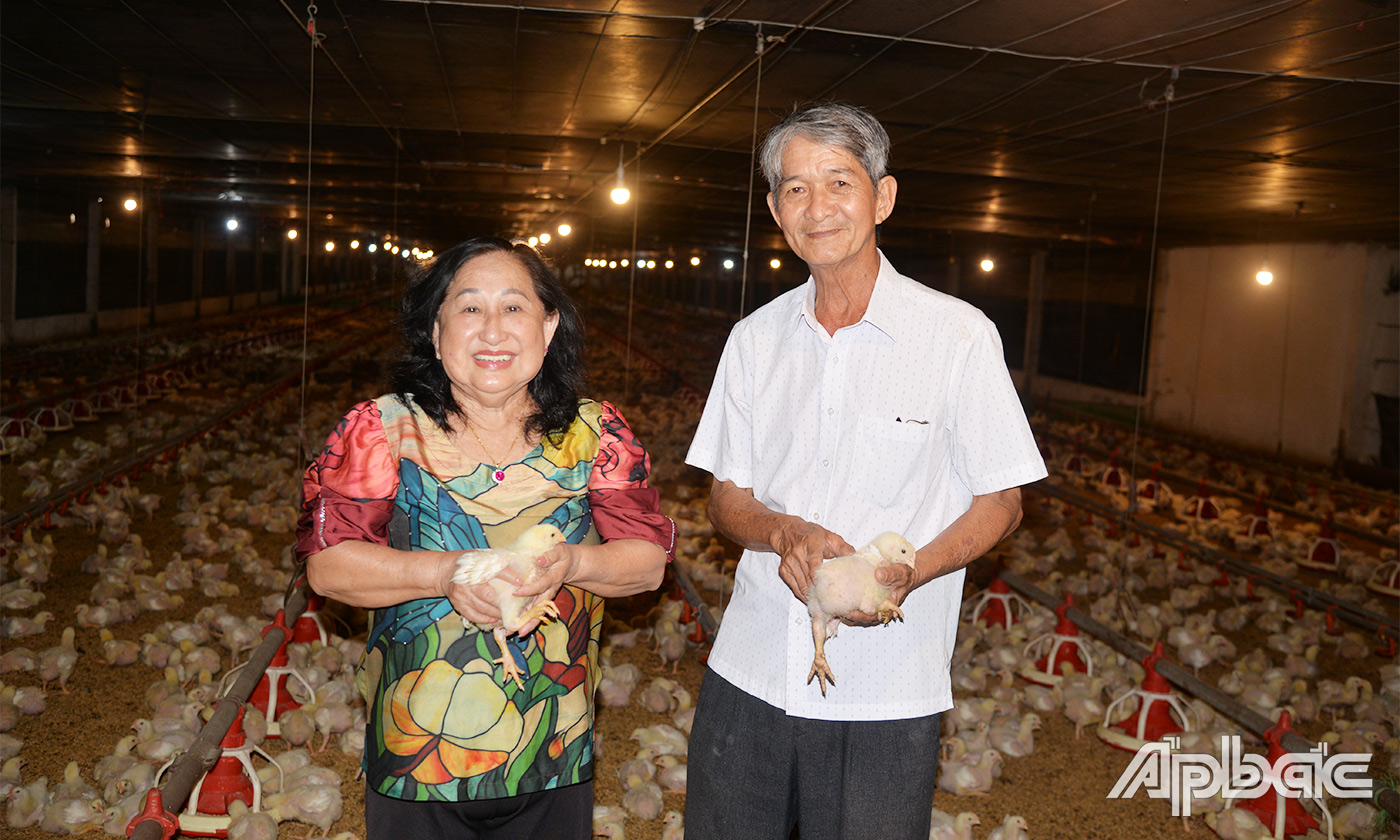 Vợ chồng ông Nguyễn Đức Lữ và bà Lê Kim Xuyến bên trang trại gà của gia đình.