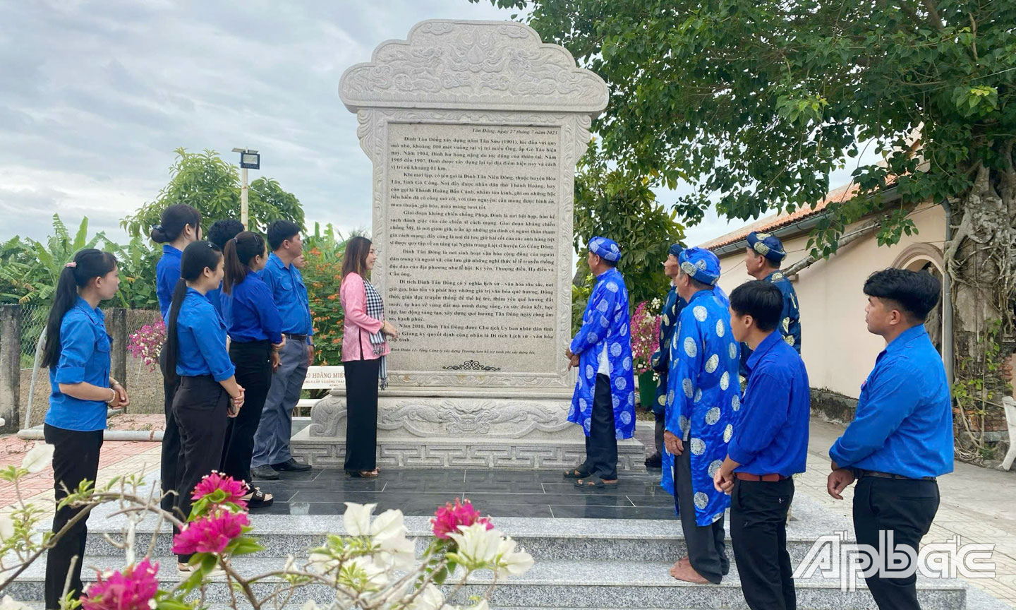 Nhiều hoạt động về nguồn tại đình Tân Đông.