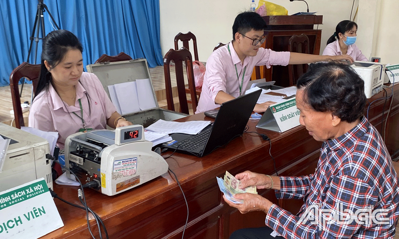 Giải ngân cho các hộ dân có nhu cầu vay vốn.