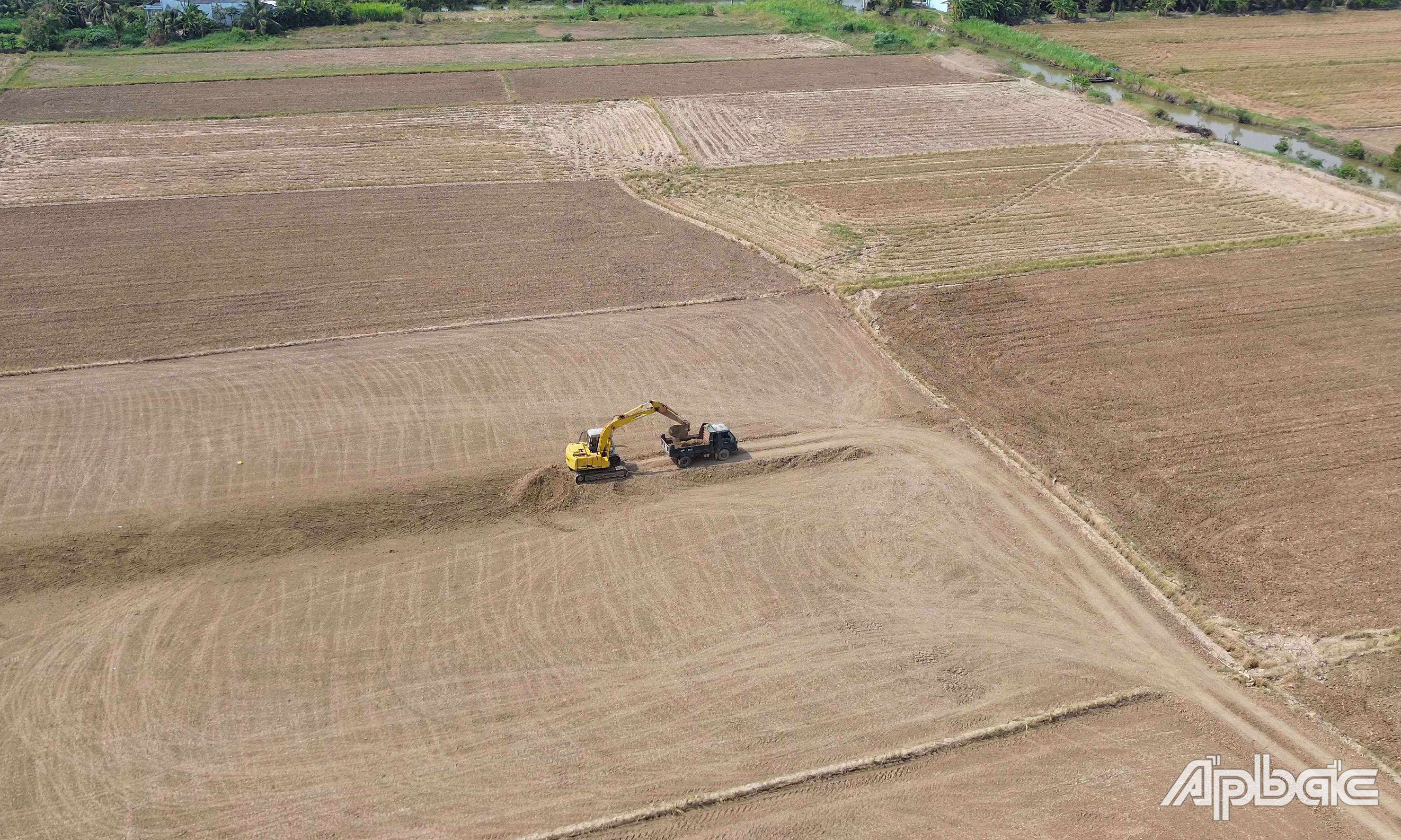 Khu vực khai thác đất mặt ruộng cách tuyến Đường giao thông phục vụ phát triển công nghiệp phía Đông khoảng 800m.